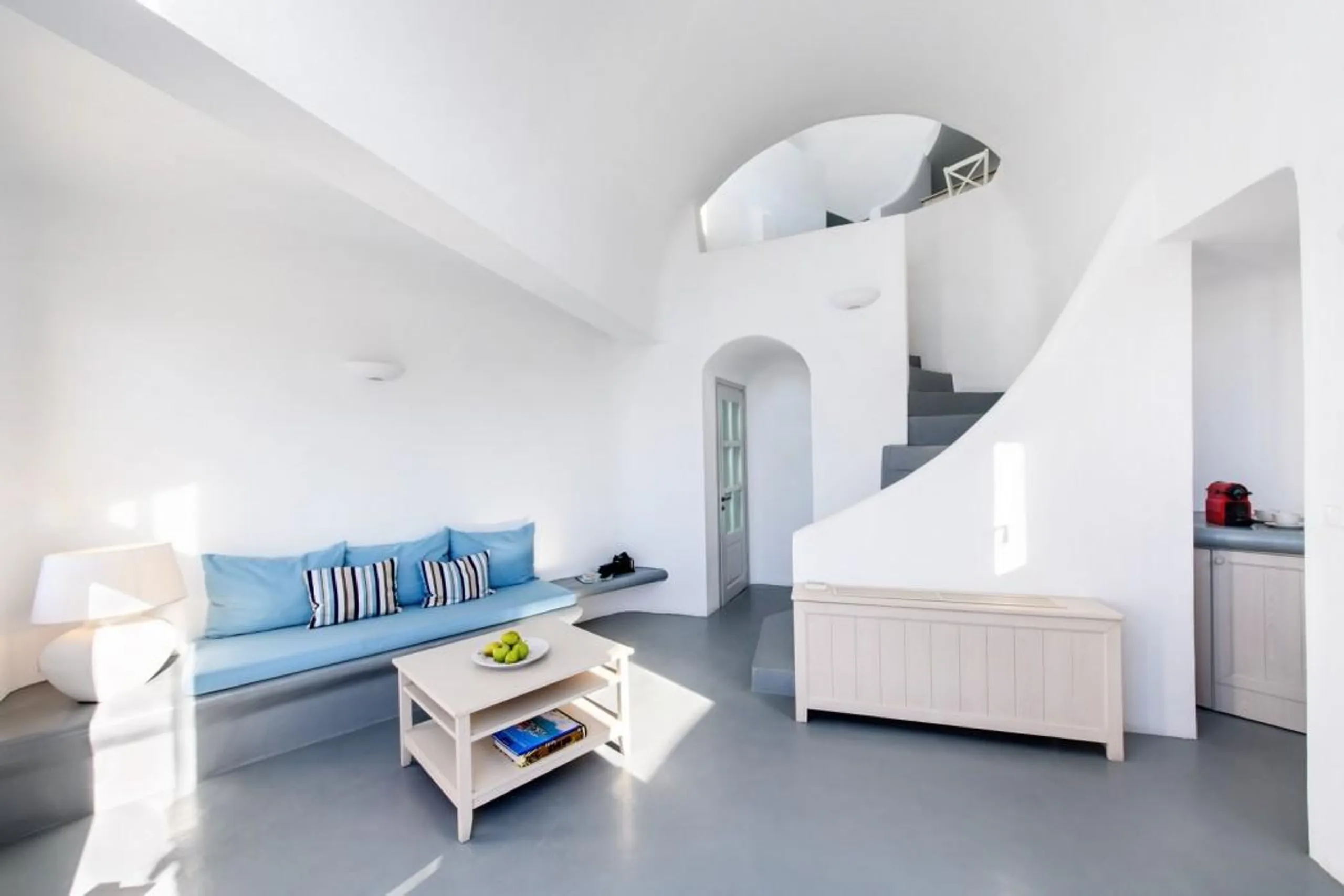 Lavish Haven with Majestic Seascapes and Deluxe Pool Retreat — photograph 4