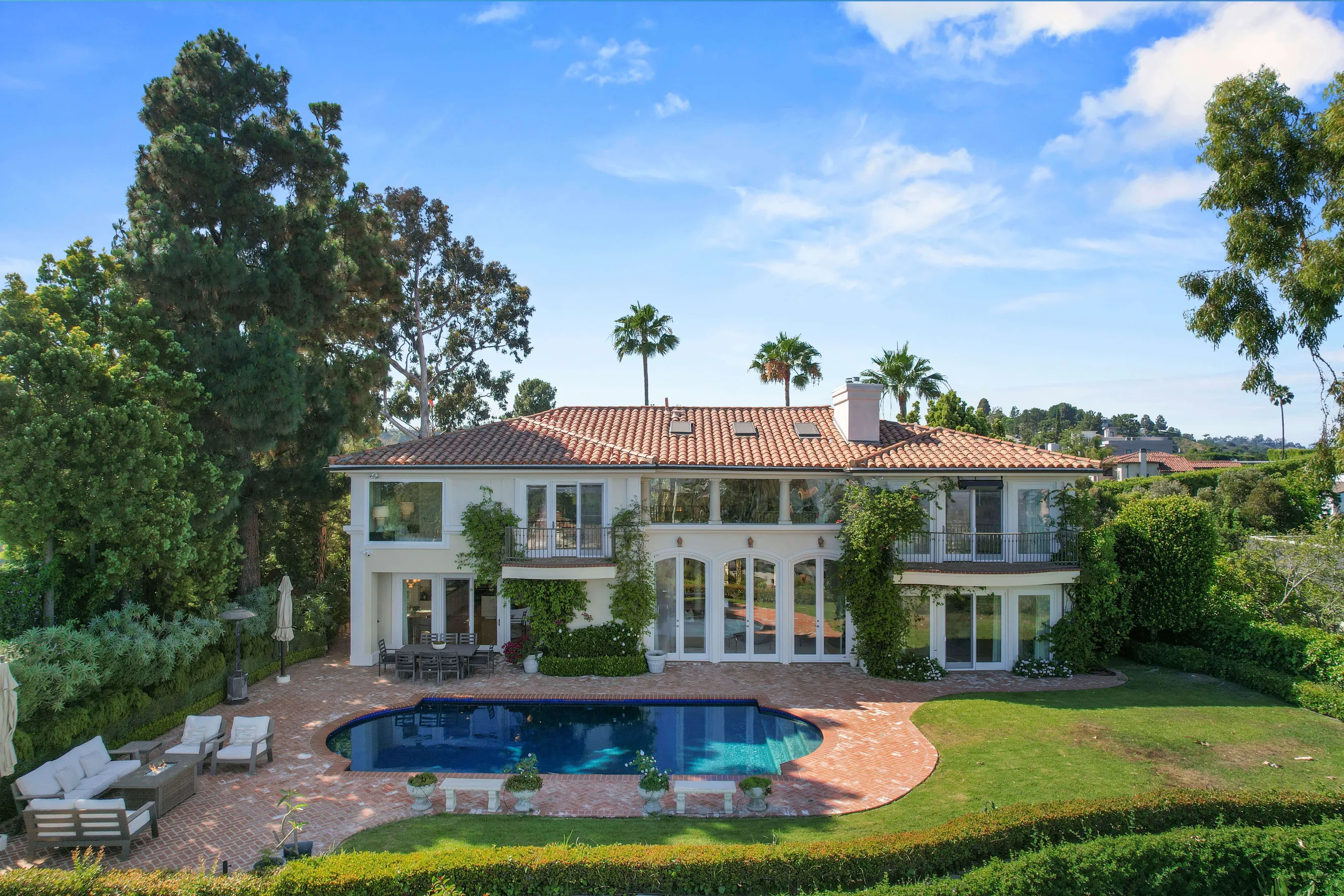 Timeless Bel Air Sanctuary with City Views, Pool & Grassy Grounds — photograph 4