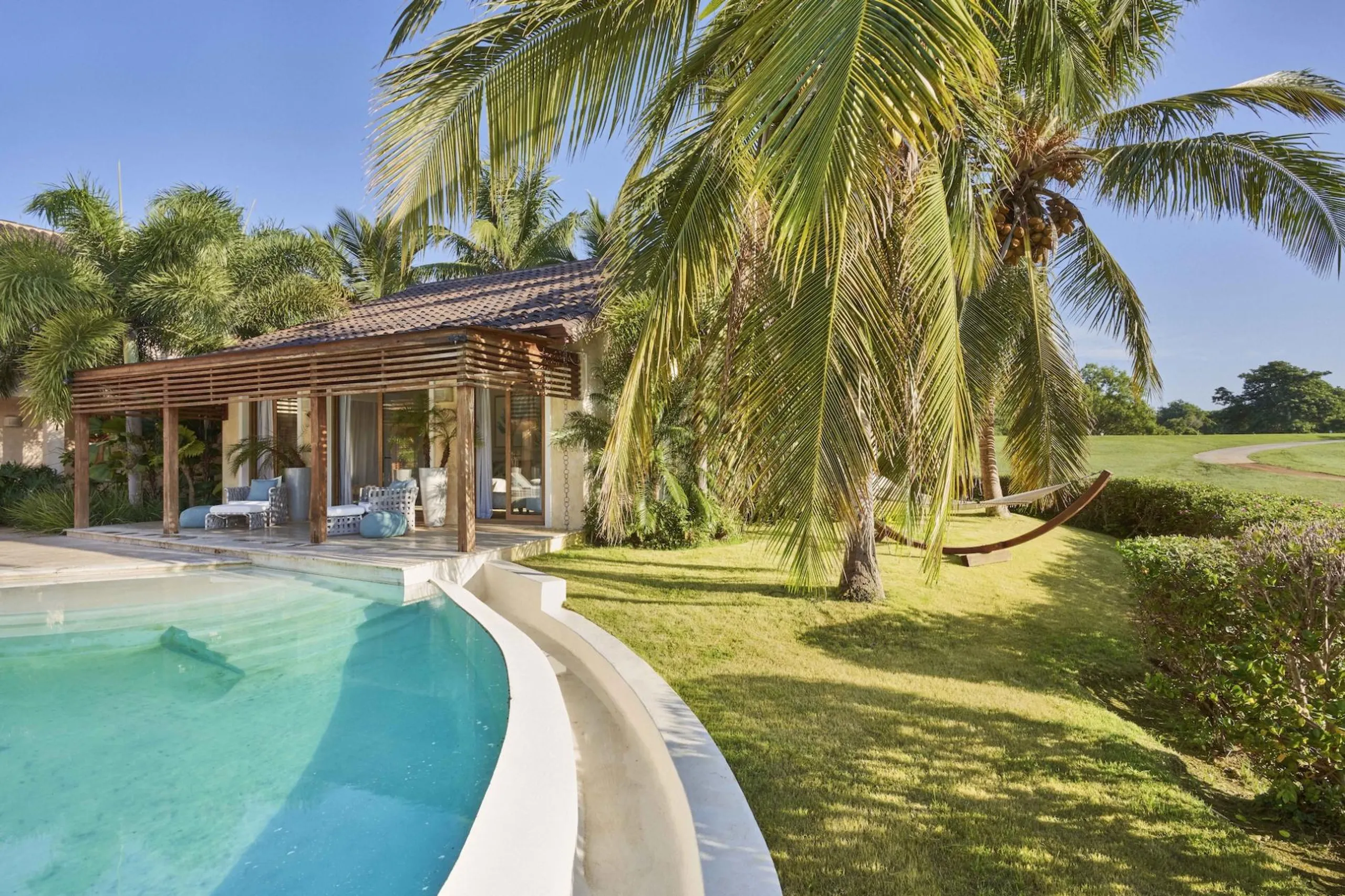 Elite Experience in Casa de Campo with Infinity-Edge Pool and Tropical Landscaping — photograph 4