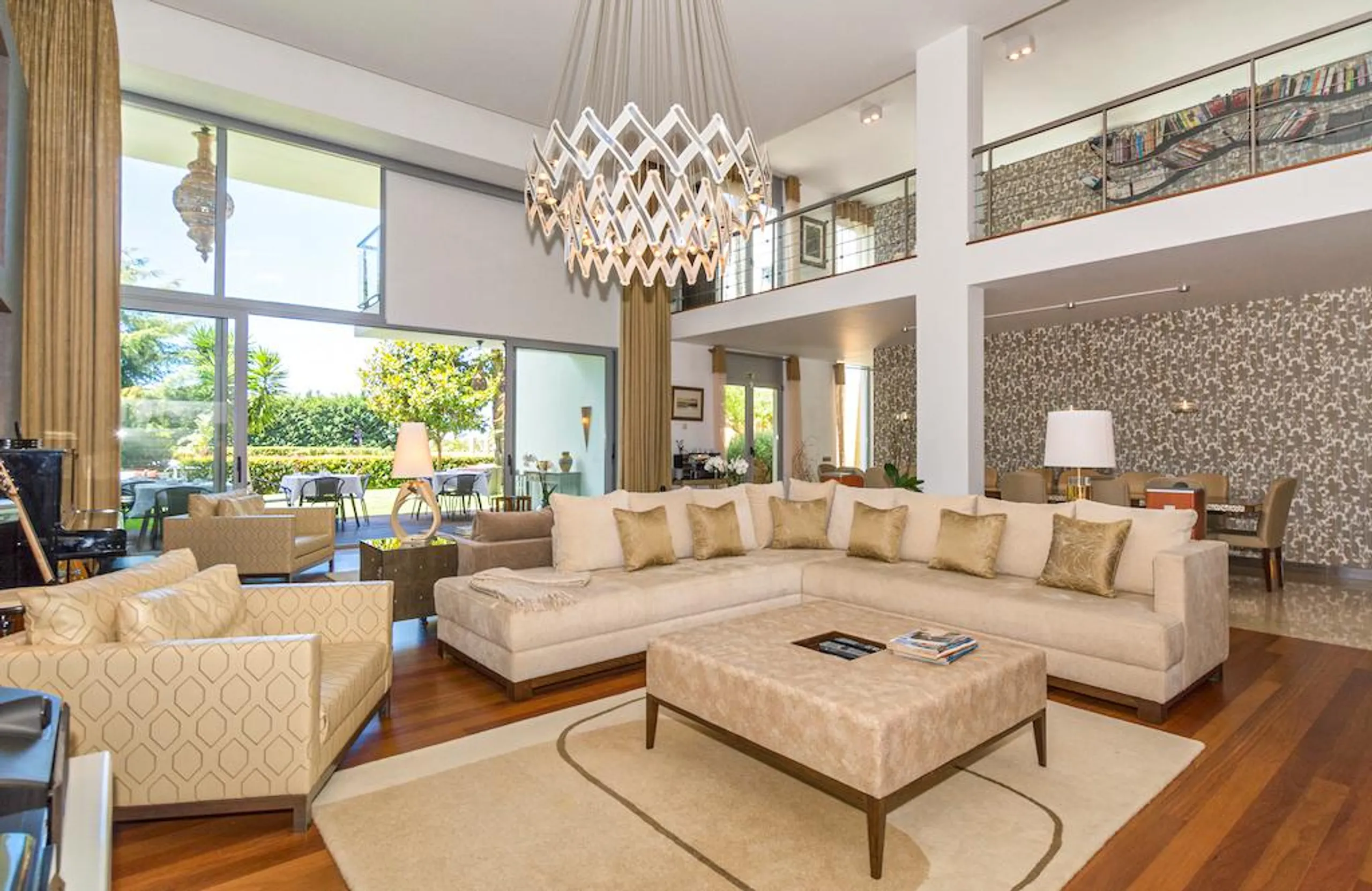Plush and Inviting Villa with Private Pool and Gardens — photograph 11