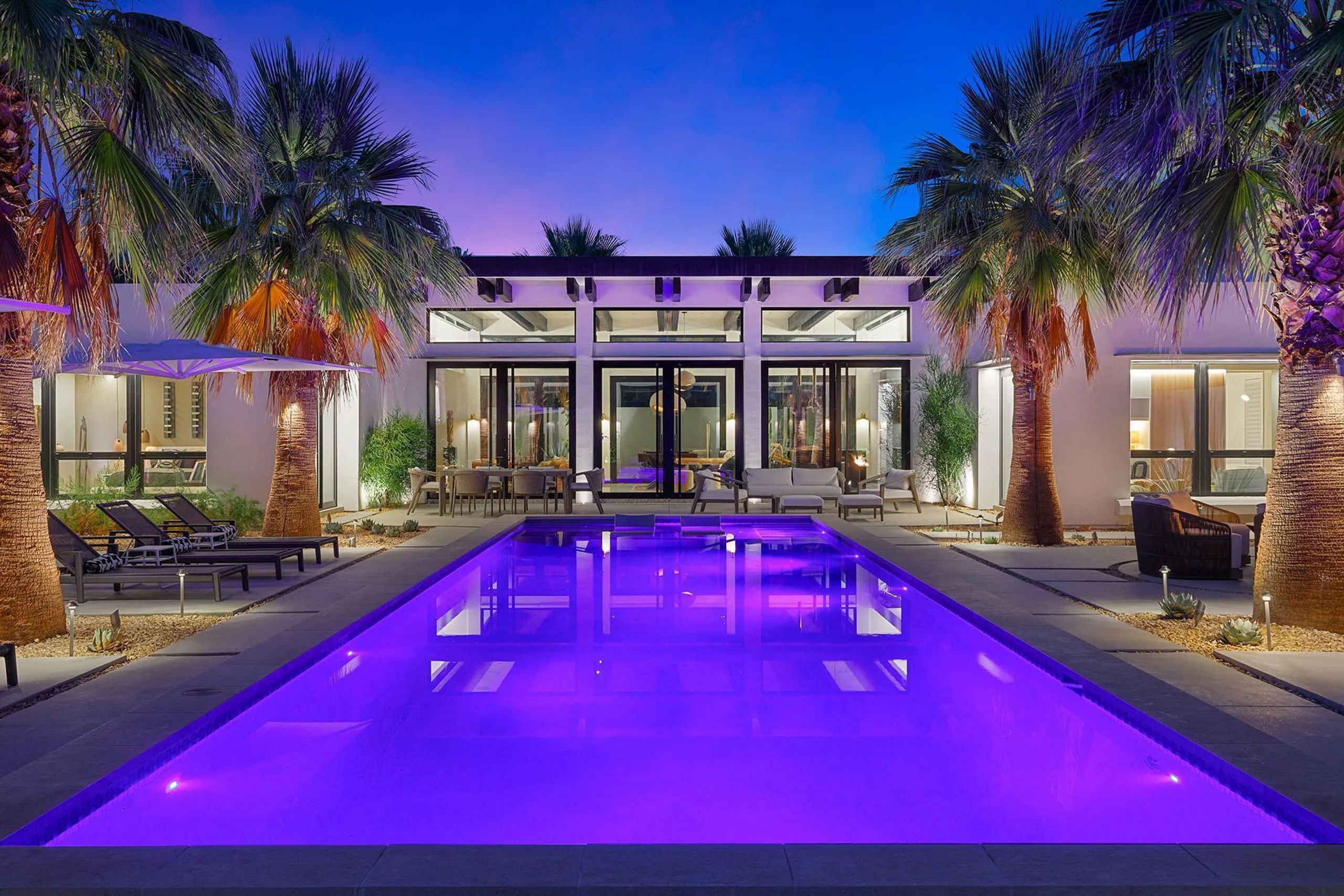 Marvelous Modern Estate with Private Pool, Jacuzzi, and Entertainment Room — photograph 8