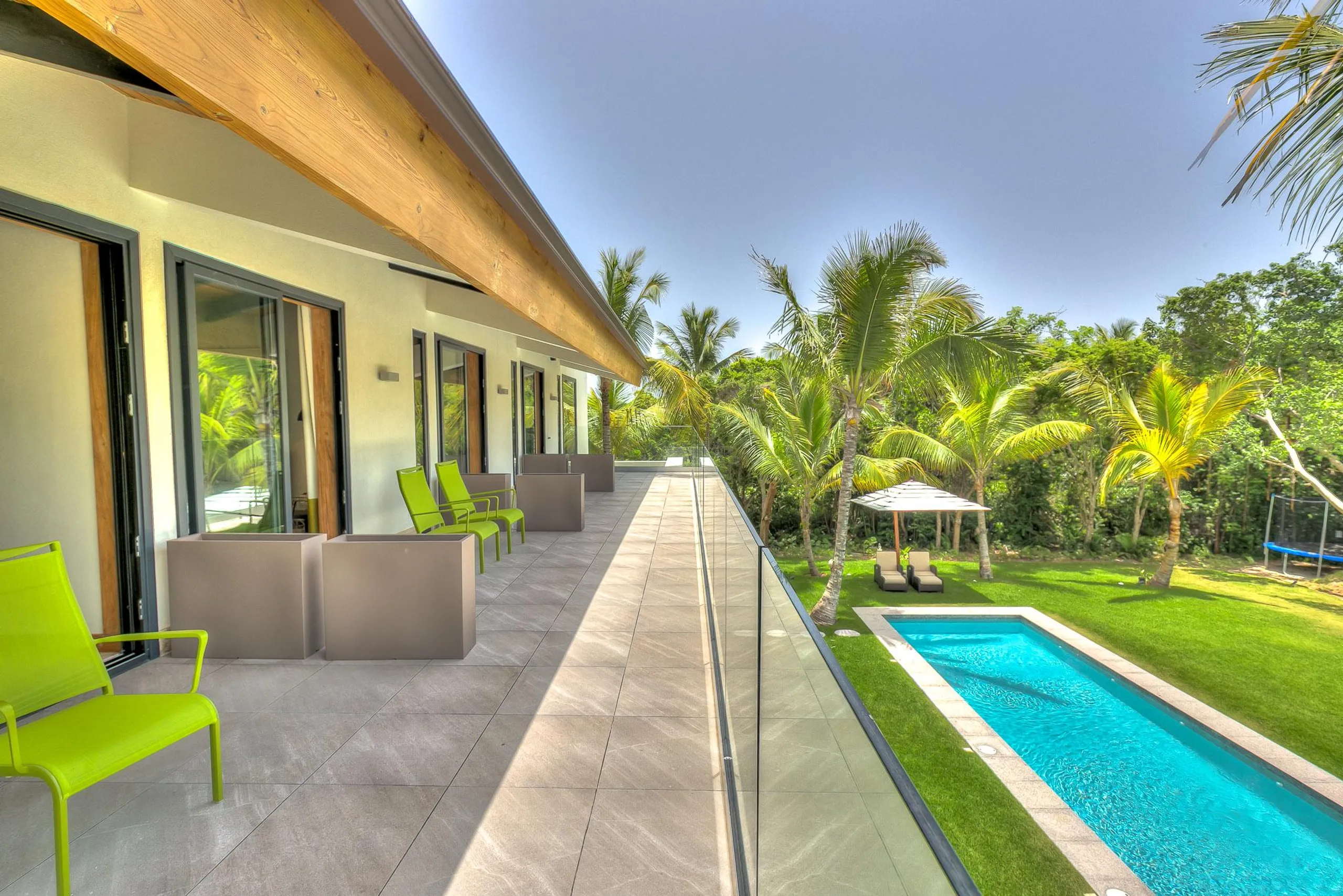 Chic Malibu-Inspired Villa with Private Pool, Bold Pop Art and Minimalist Decor — photograph 3