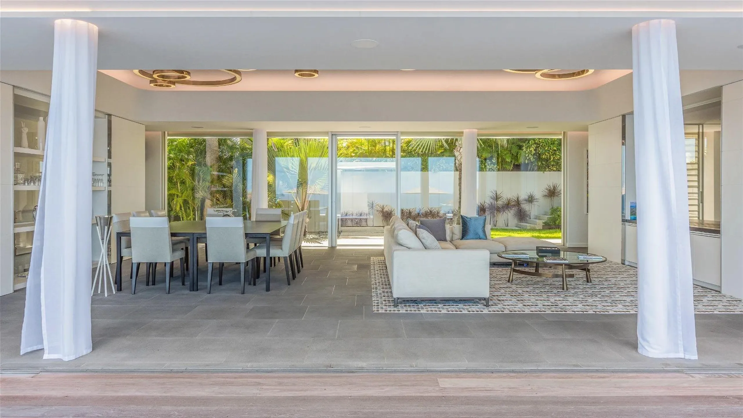 Luxurious Oceanfront Villa with Infinity Pool — photograph 7