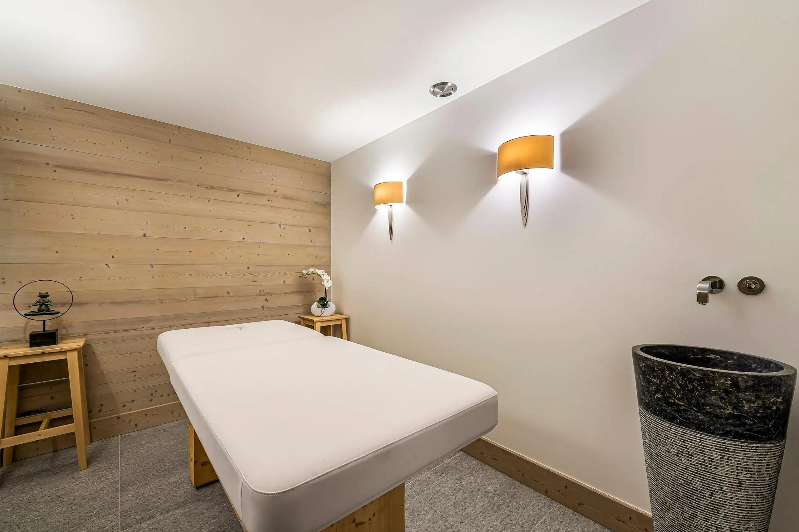 Invigorating 6BR Villa with Private Indoor Swimming Pool, Sauna and Alpine Scenery — photograph 8