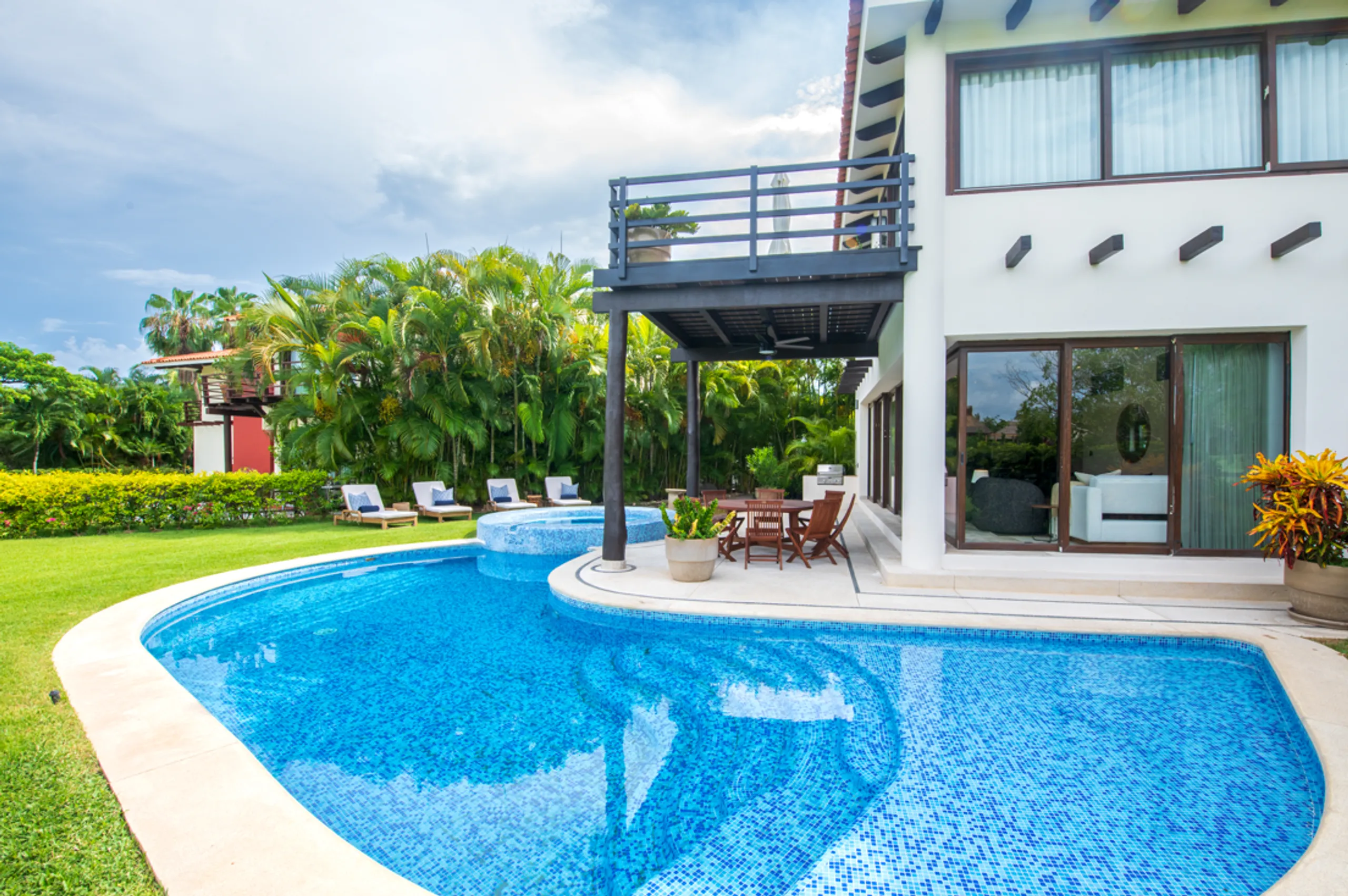 Exquisite Villa Oasis with Panoramic Ocean Views — photograph 2