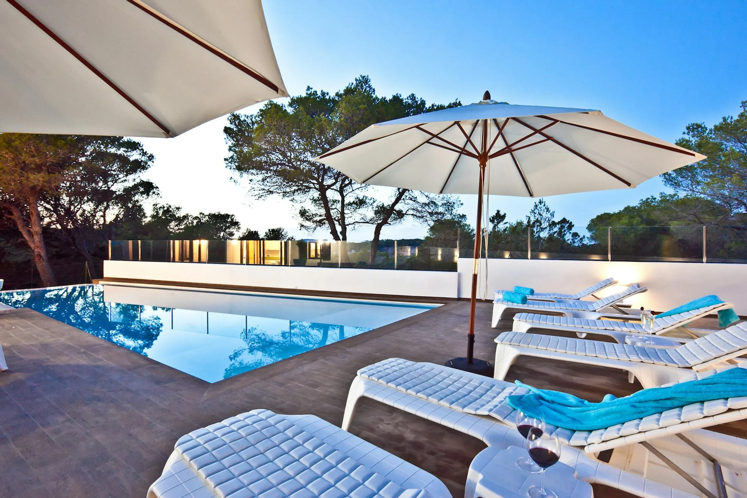 Elegant Ibiza Villa with Private Pool and Walks to Beach — photograph 4