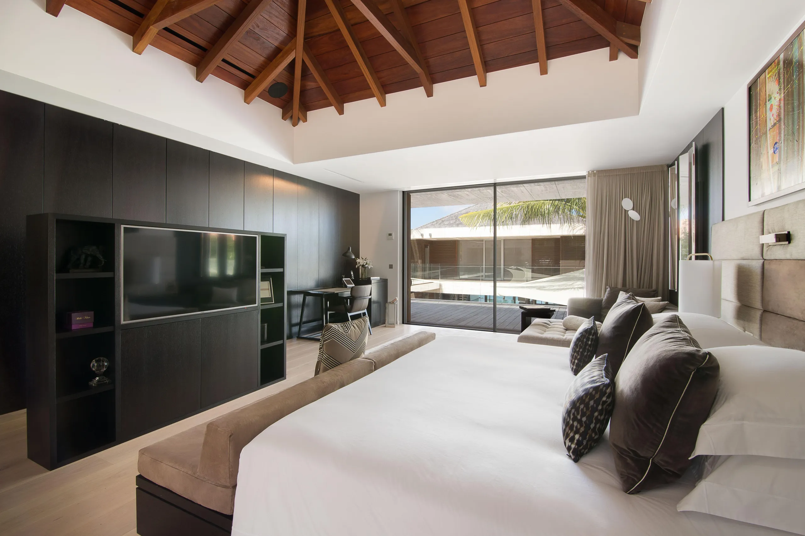 Brilliant Beachfront Villa with Infinity Pool and Home Cinema — photograph 11