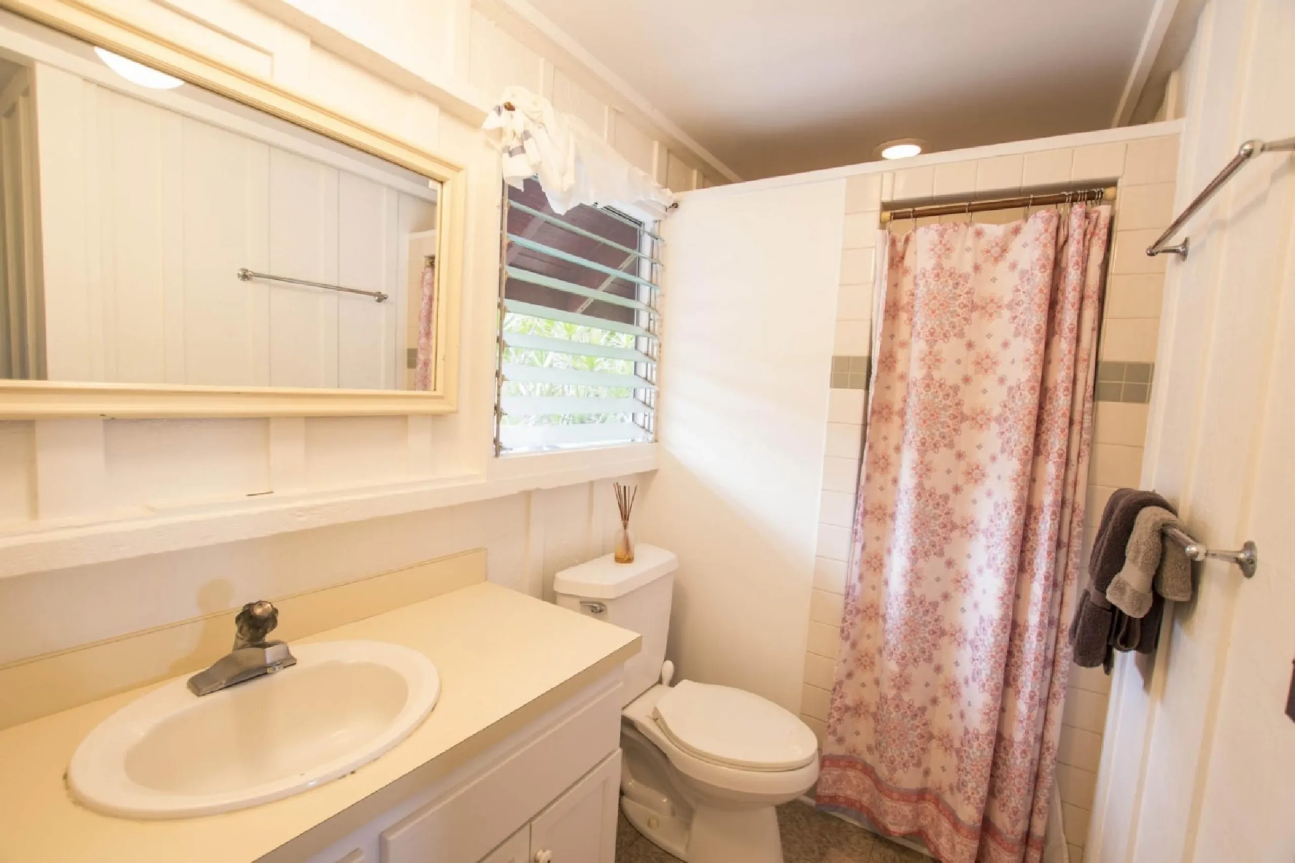 Gorgeous Bay Villa with Lush Garden Grounds with Sweeping Views of Hanalei Bay — photograph 10