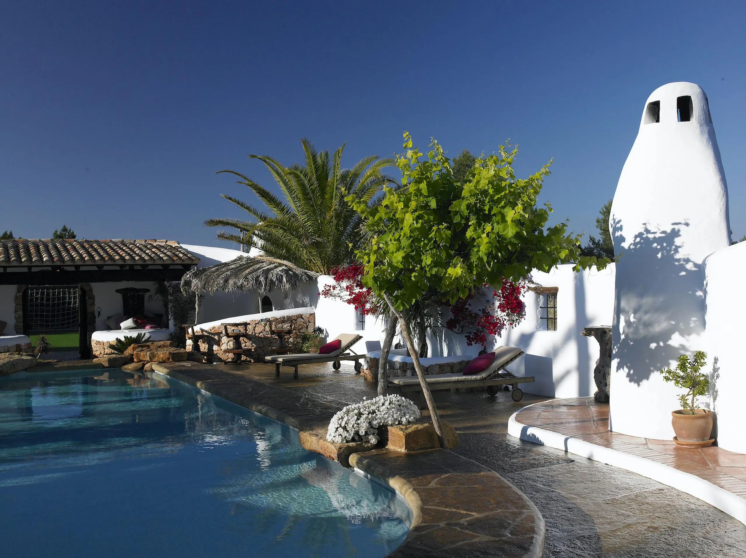 Contemporary Paradise Retreat in Ibiza with Private Pool and Soccer Field — photograph 3