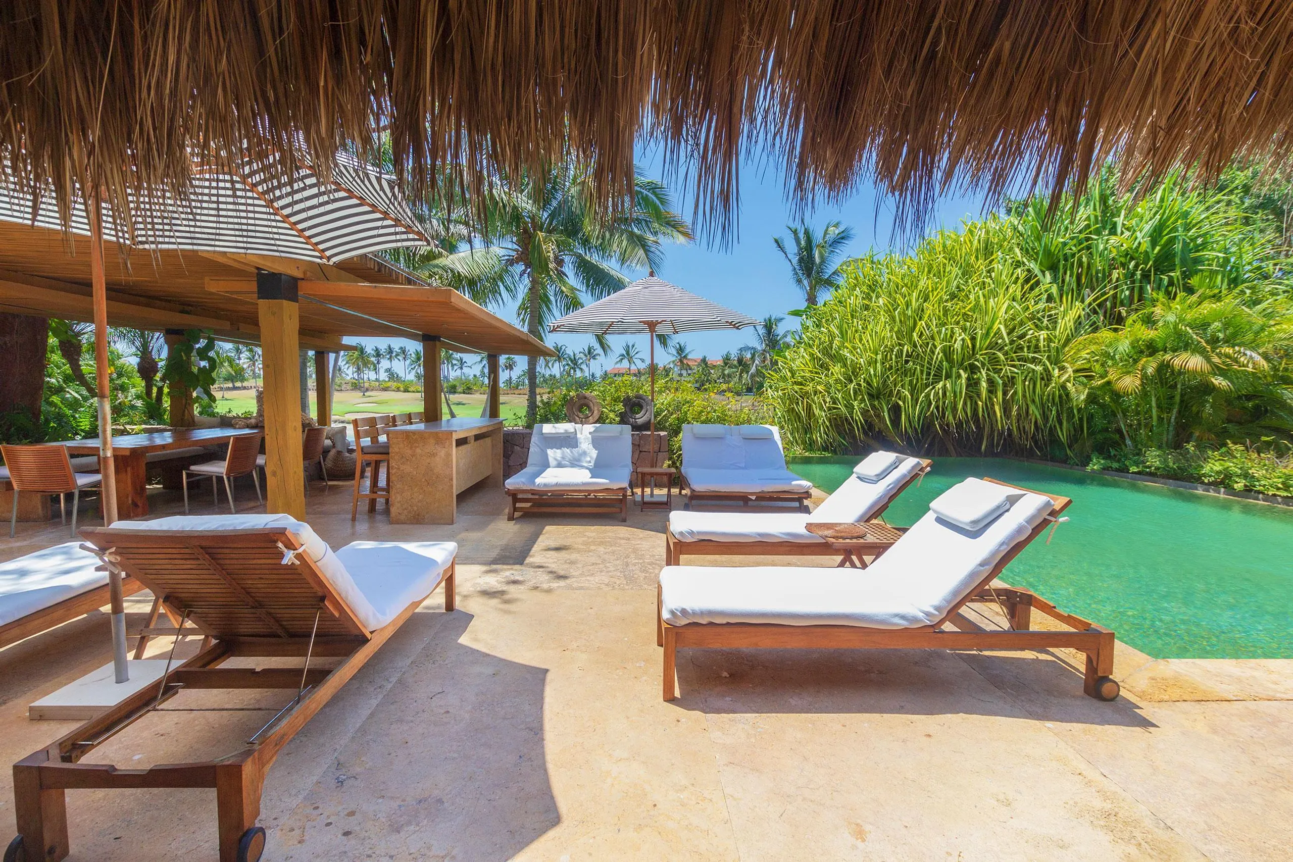 Luxury Ultra Eco Villa with Private Pool and Lush Grounds — photograph 2