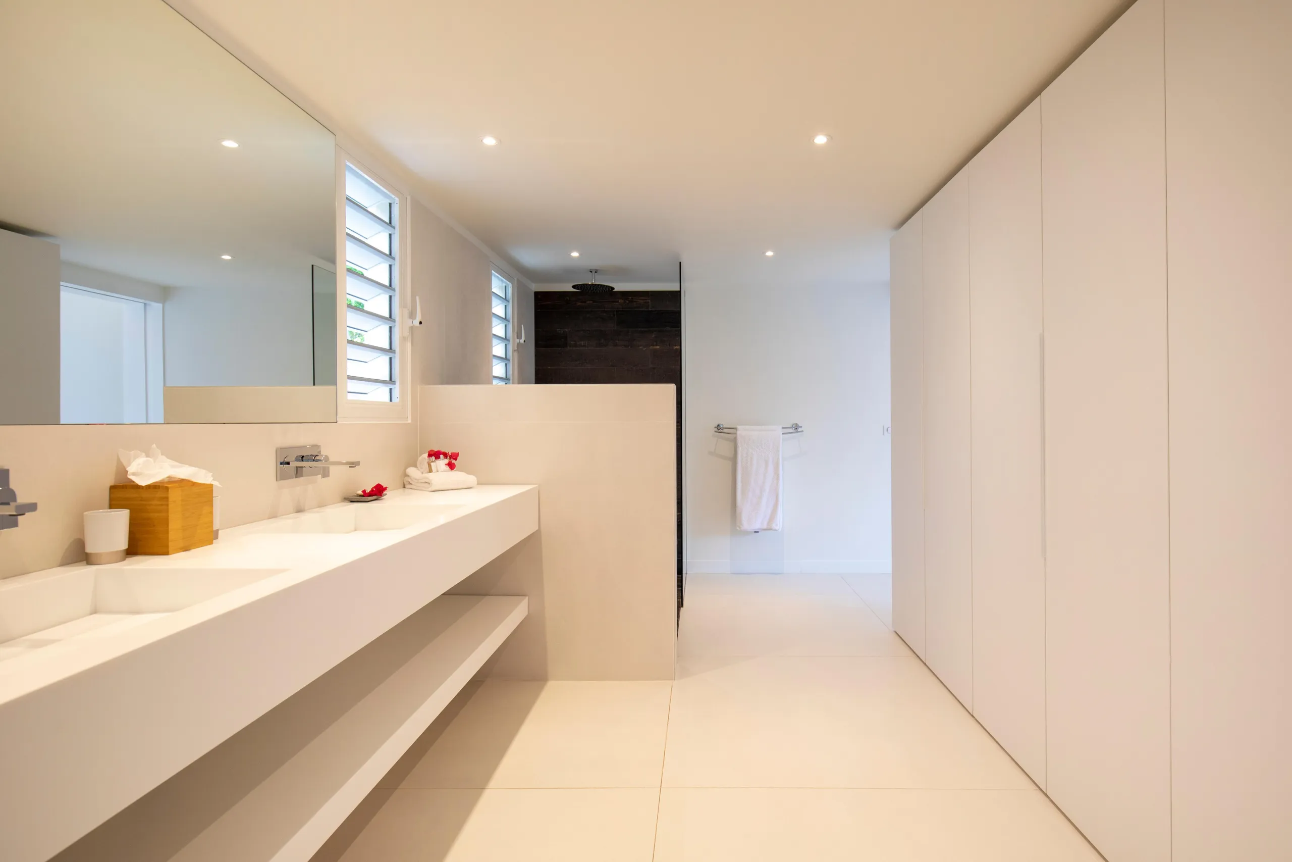 Lavish Seaview Villa with Infinity Pool and Fitness Room — photograph 12
