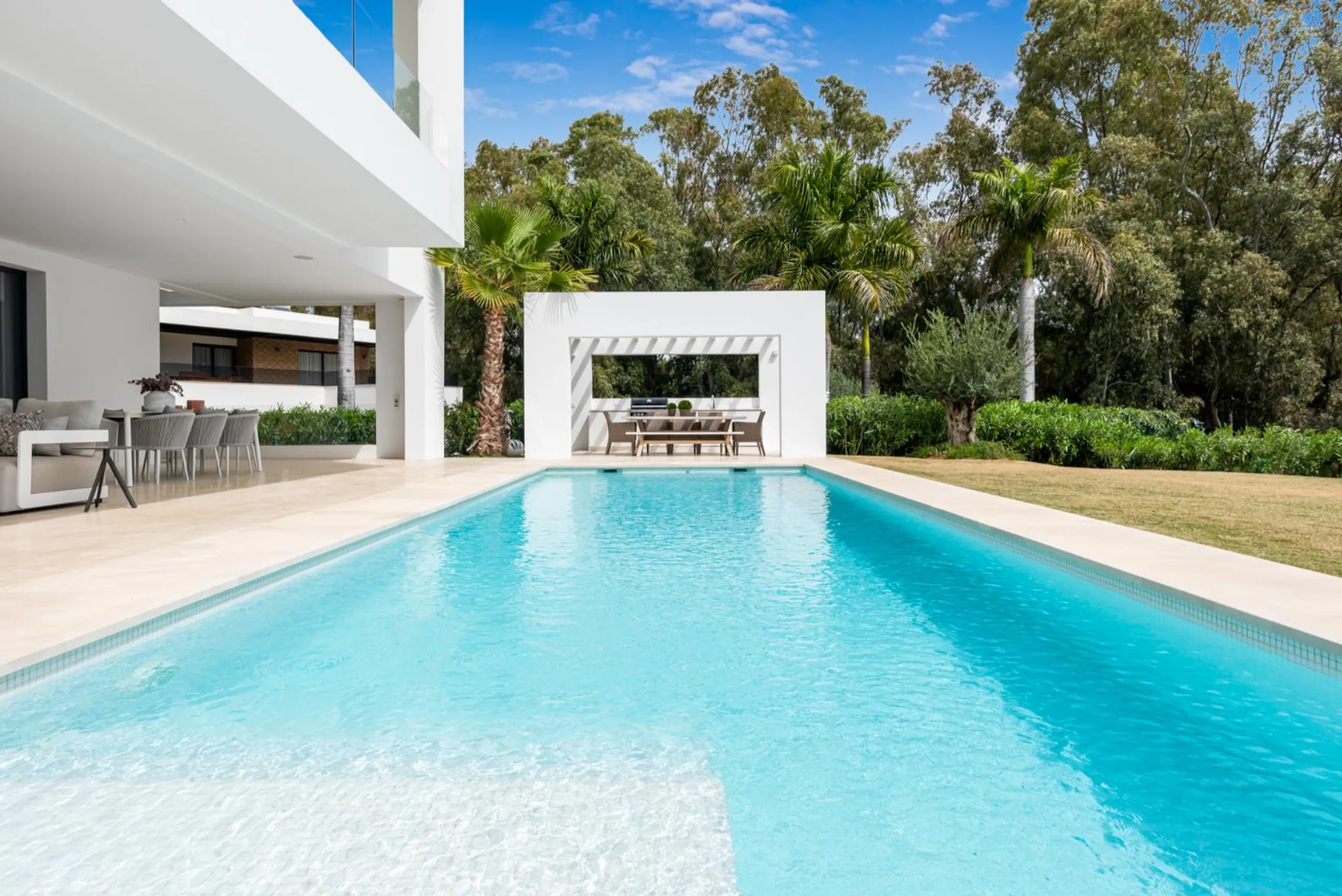 Luxurious Contemporary Marbella Villa with Pool and Garden Views — photograph 6