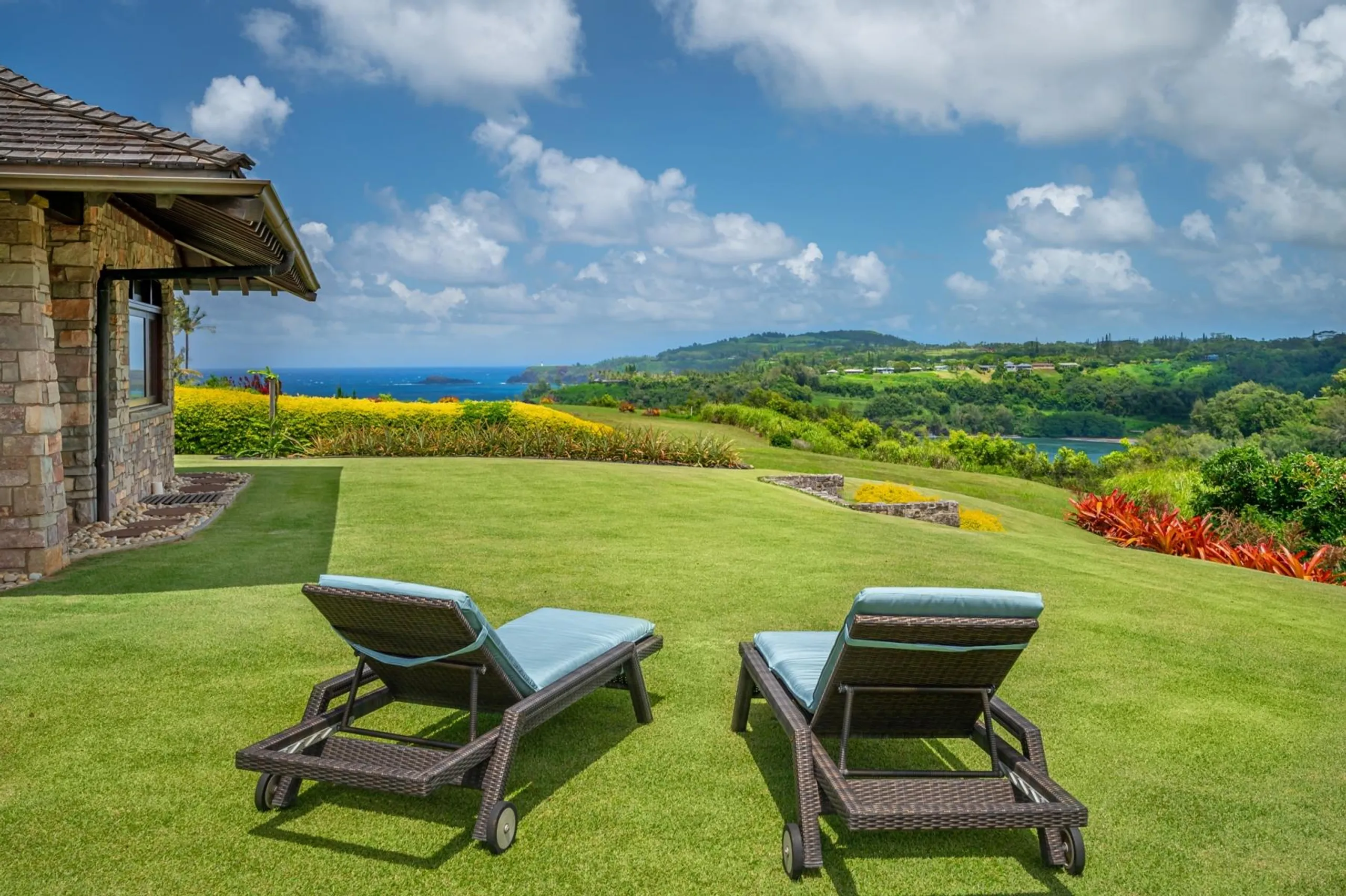 Magnificent Island Estate with Lagoon Pool and Amazing Ocean Views — photograph 7