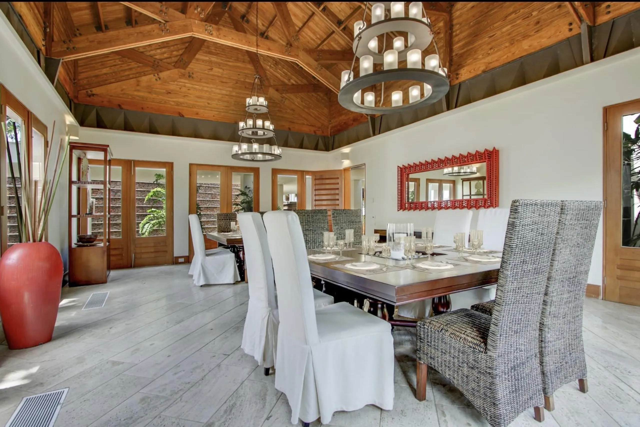 Radiant Spacious Retreat with Infinity Pool, Jacuzzi and Caribbean Sea Views — photograph 11