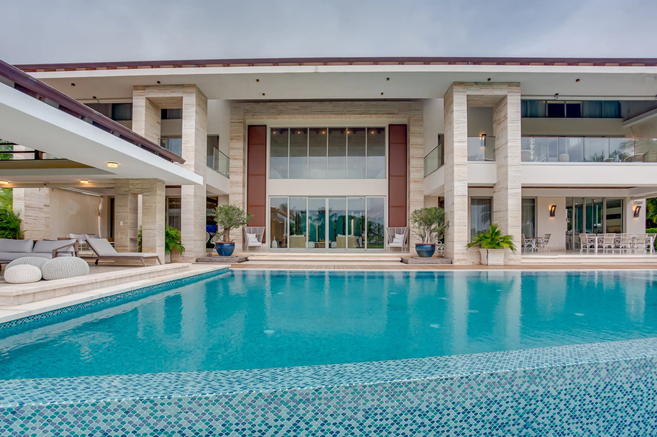 Breathtaking 6BR Villa with Private Pool, Hot Tub & Stunning Golf Course Views — photograph 8