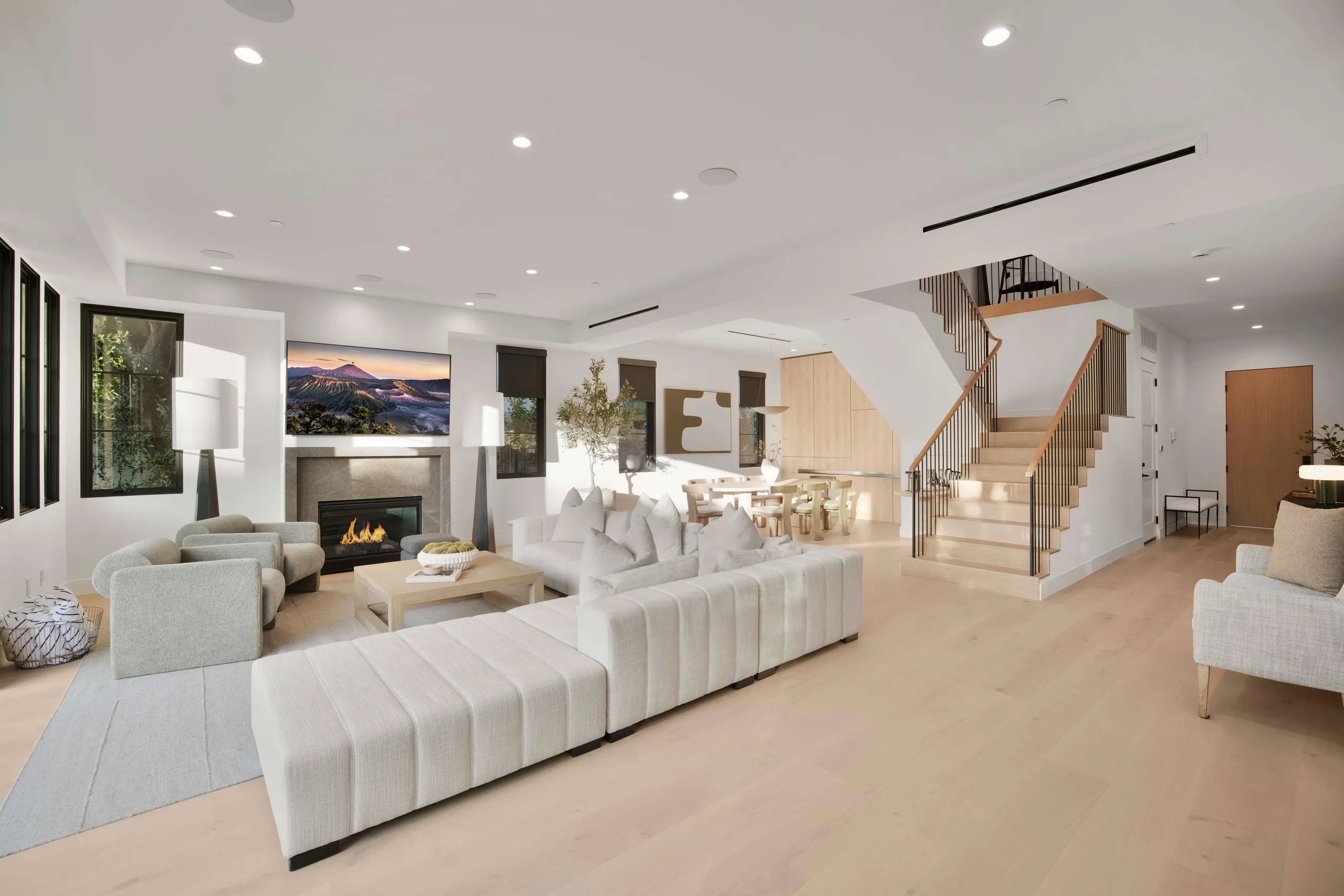 Prestige Studio City Residence with Resort Pool, Soaring Ceilings & Gated Privacy — photograph 9