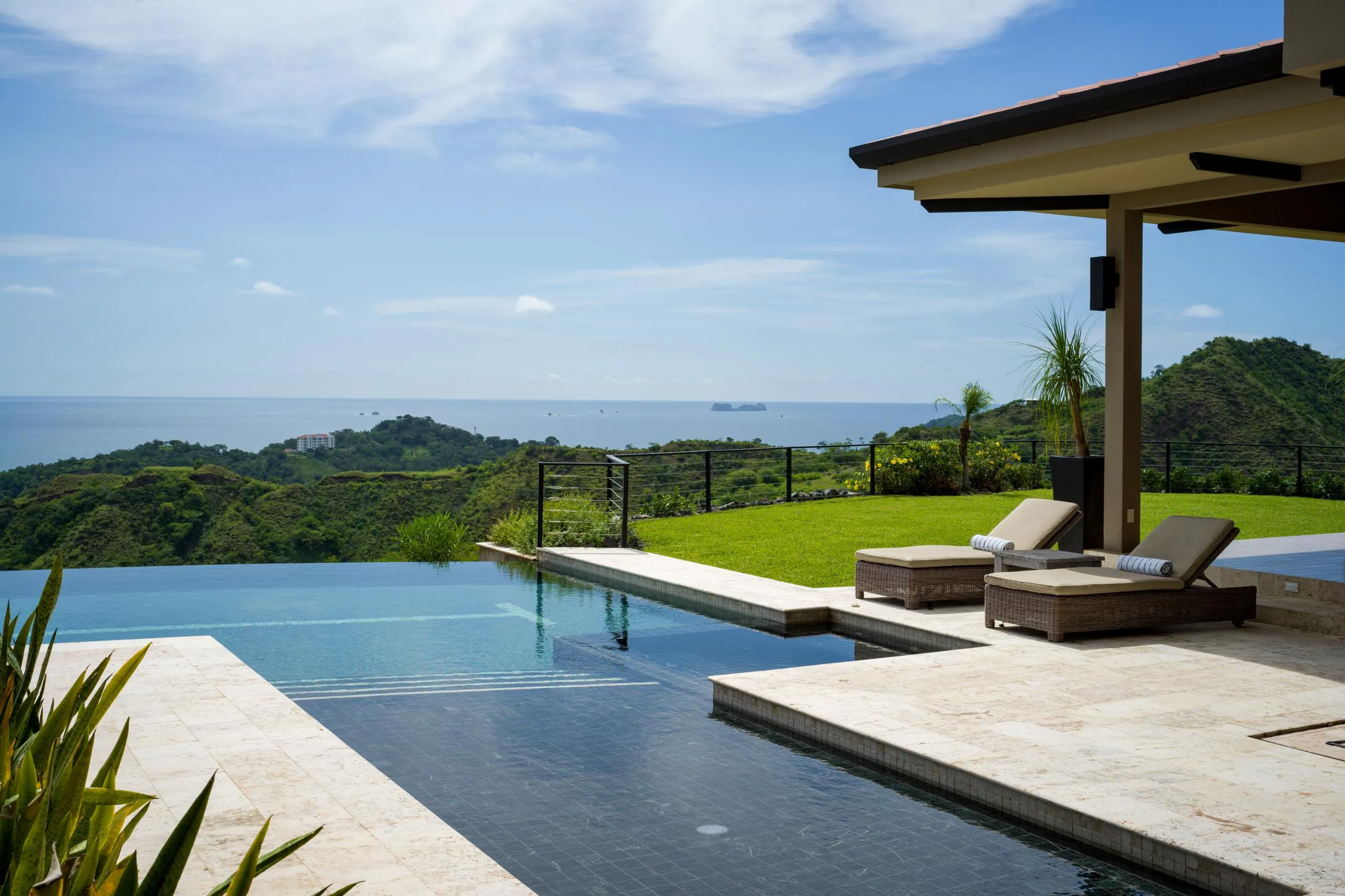 Majestic Oceanview Villa with Infinity Pool, Movie Theater, and Game Room — photograph 2