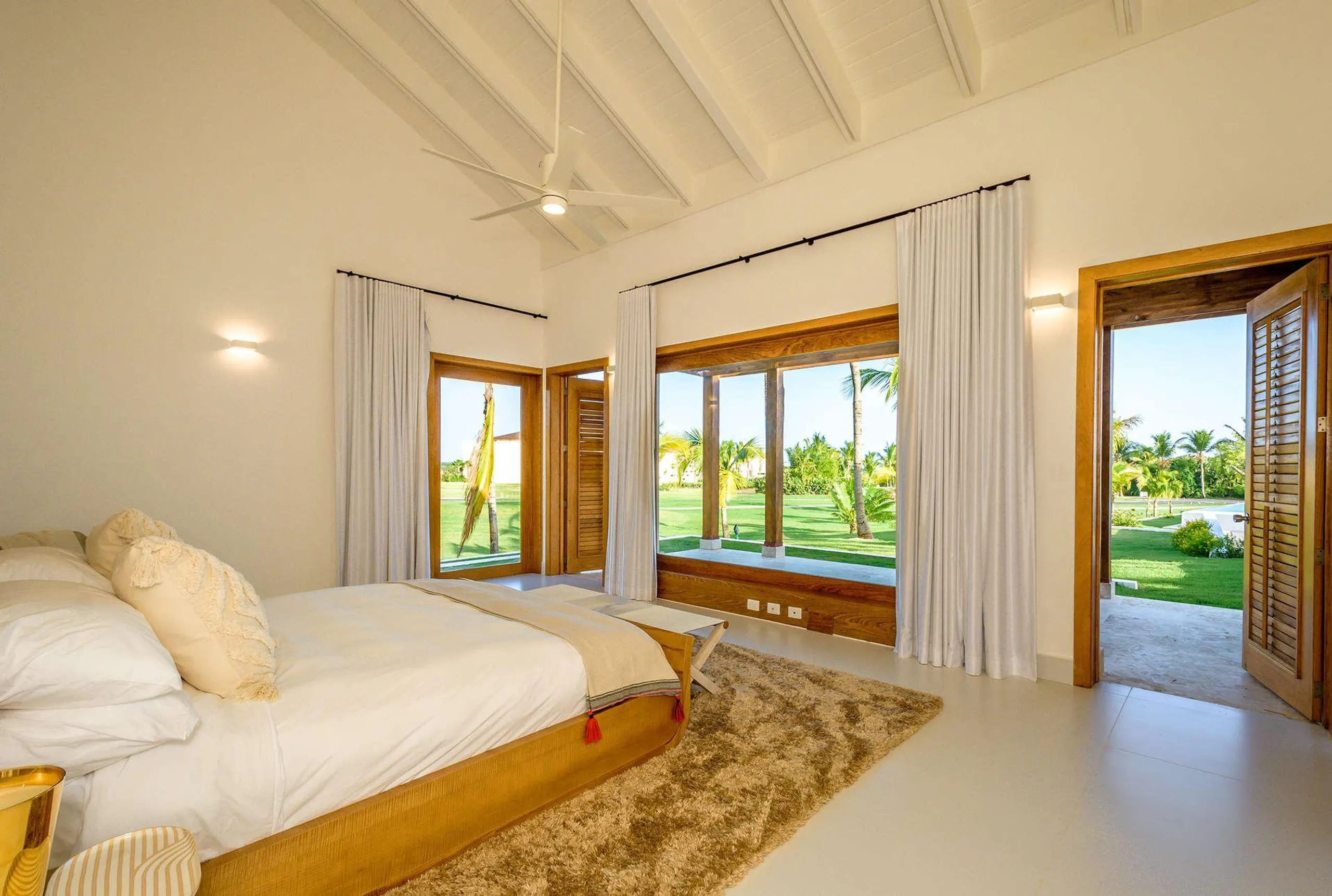 Modern Contemporary Villa with Private Infinity Pool and Stunning Golf Course Views — photograph 11