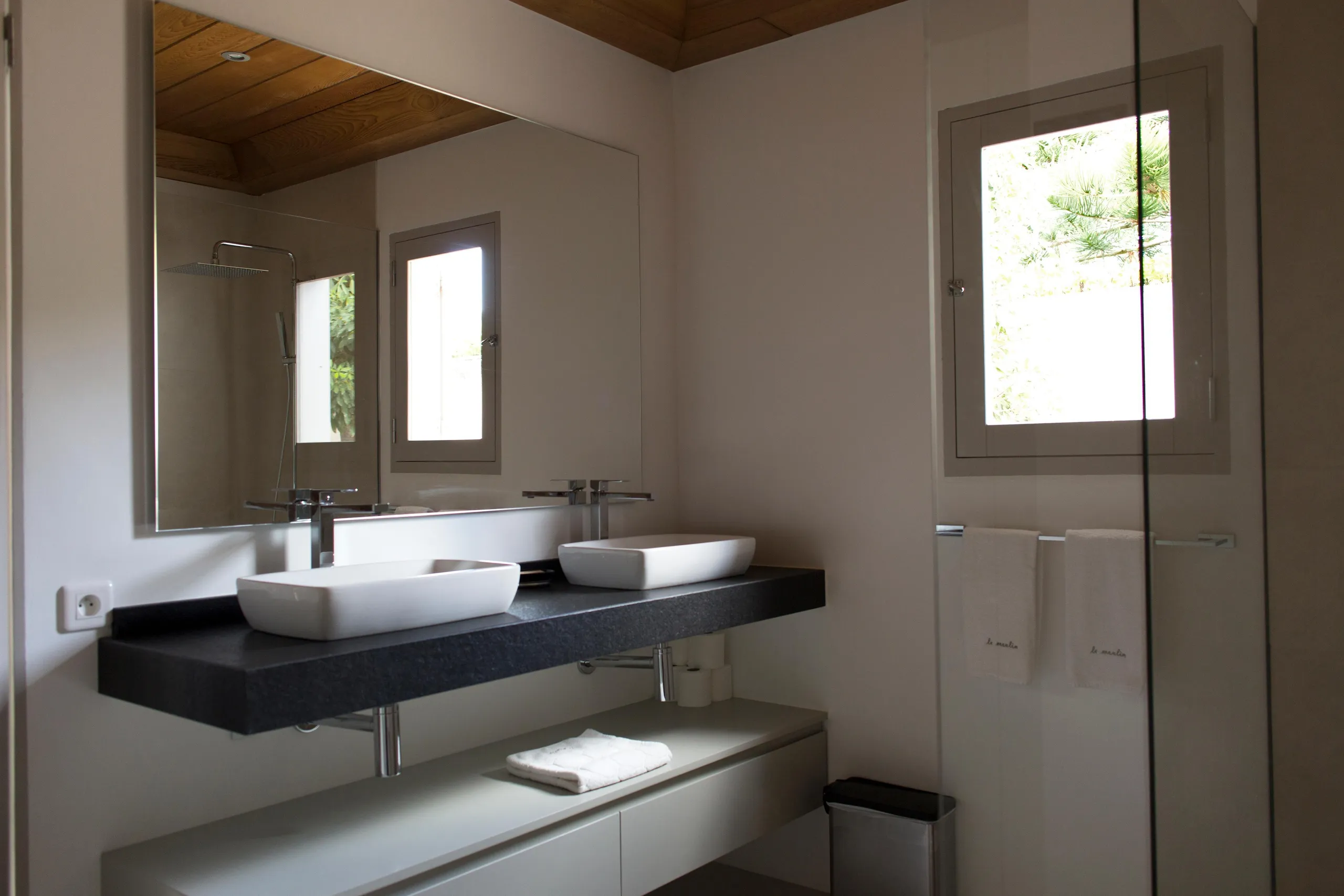 Stunning Seaside Villa with Private Pool and Walks to Beach — photograph 8
