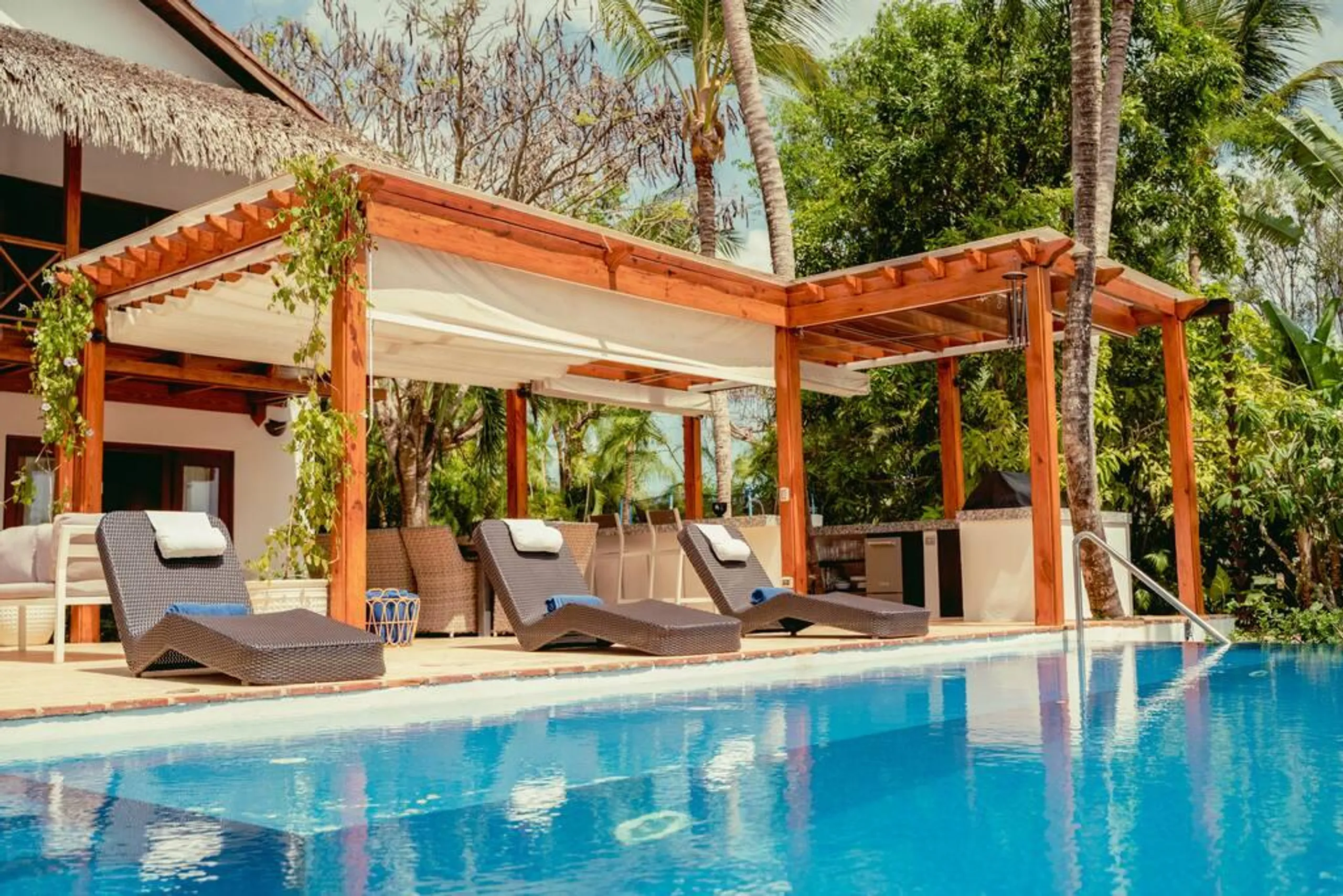Stylish and Lush Classic Estate with Private Pool and Garden Grounds — photograph 2