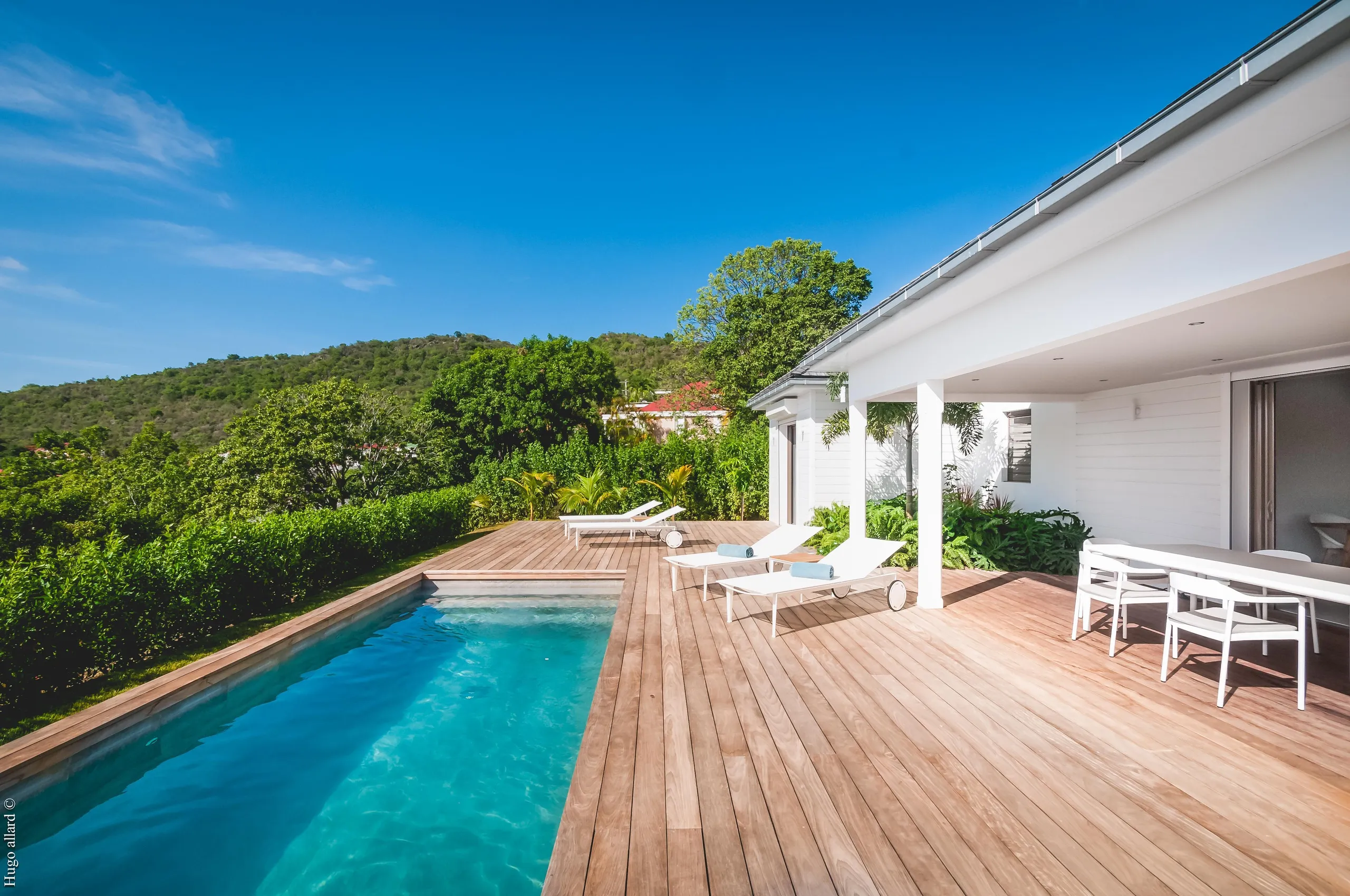 Swanky Seaside Villa with Private Pool and Outdoor Grill — photograph 3