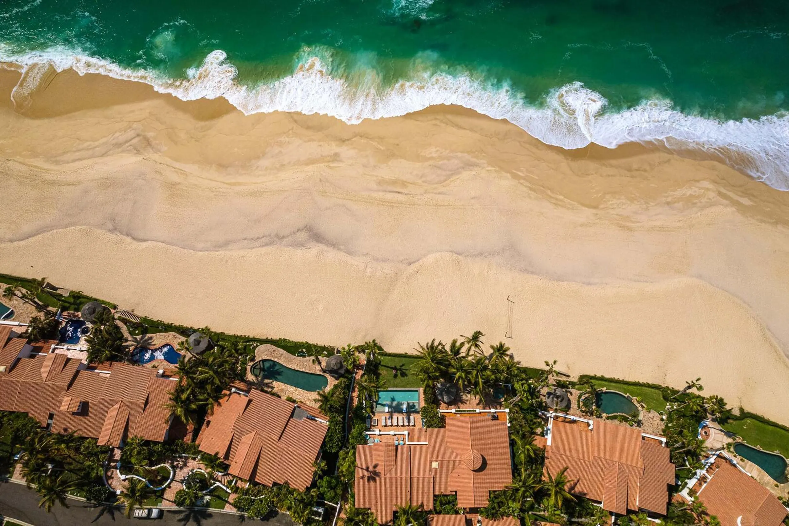 Designer Beachfront Villa with Private Infinity Pool & Outdoor Oasis — photograph 5