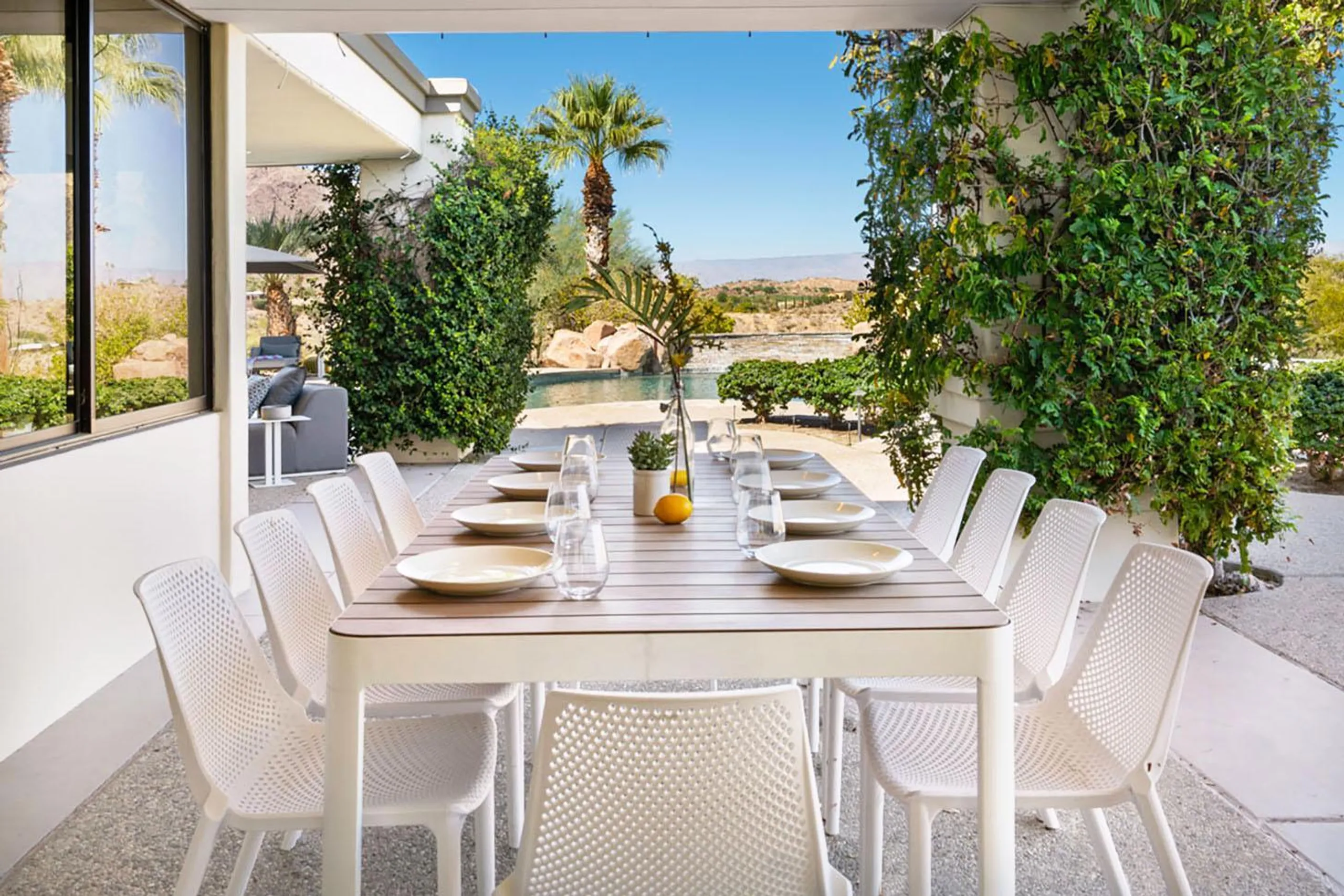 Incredible Paradise Estate with Private Golf, Pool, and Wet Bar — photograph 9