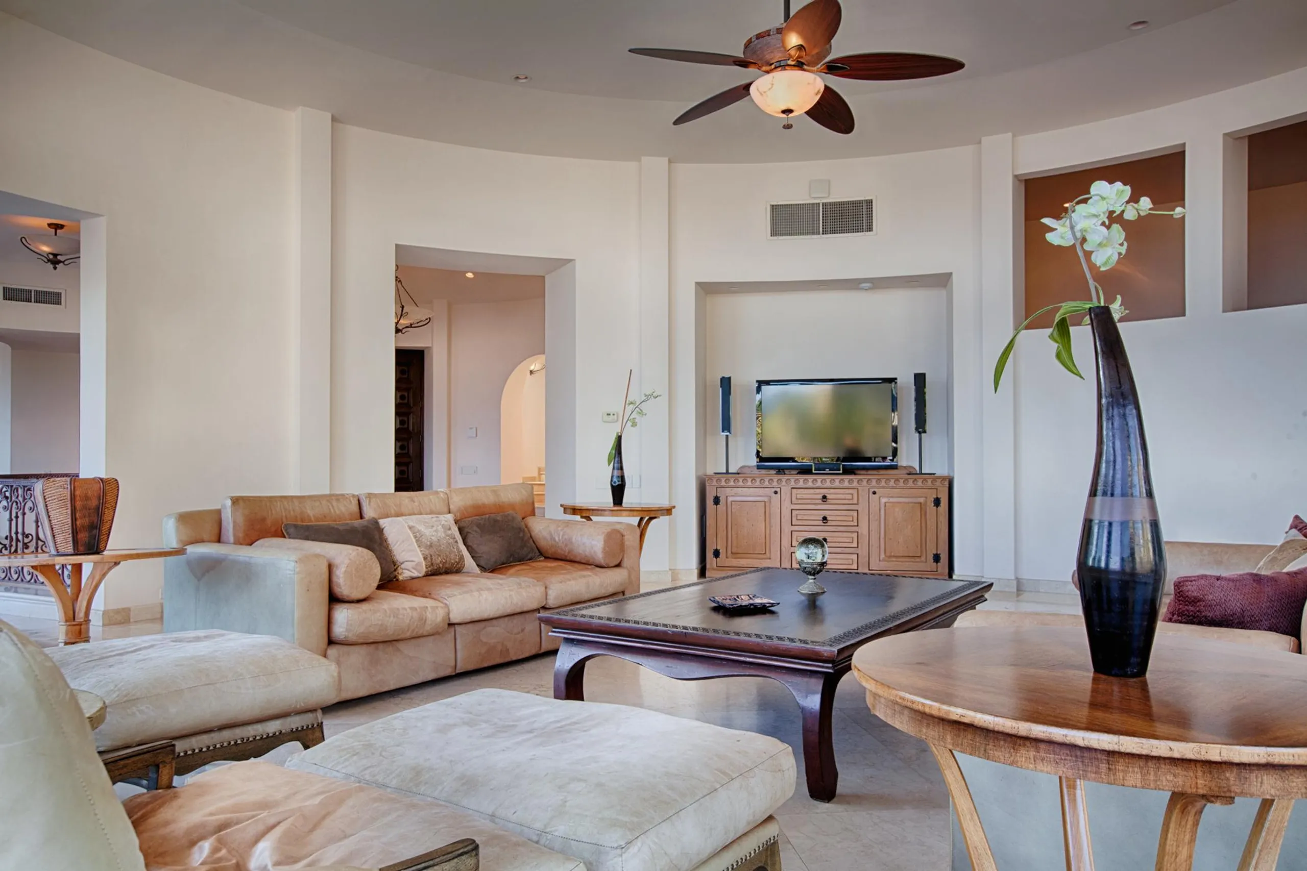 Upscale Prestigious Luxury Beachfront Estate includes Pool and Hot Tub — photograph 8