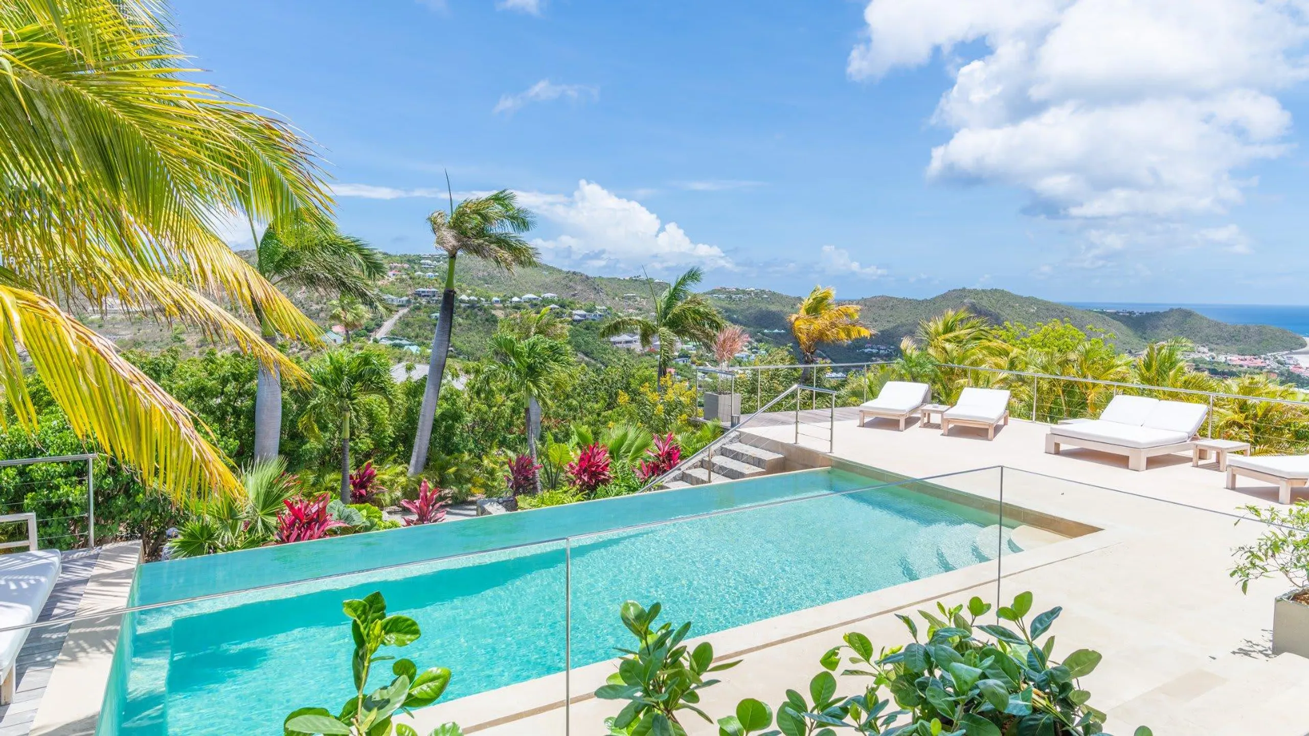 Upscale Caribbean Style Villa with Private Pool and Oceanview — photograph 4