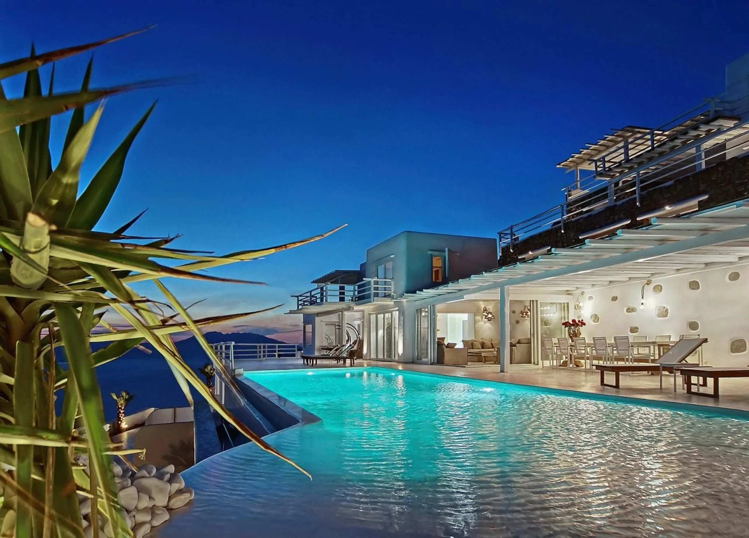 Rocky Hill's  Luxurious Escape with Majestic Pool with Overlooking Views — photograph 2