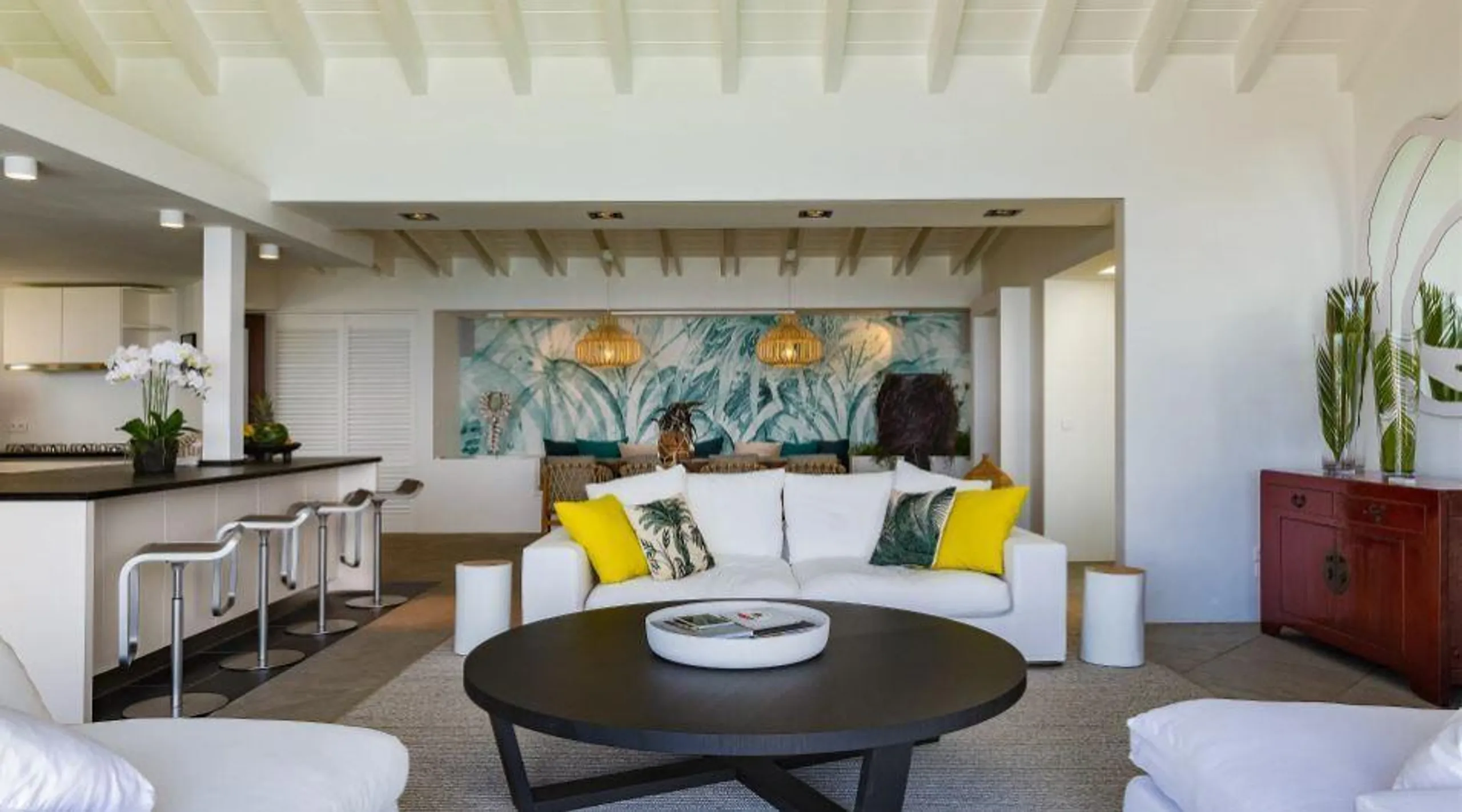 Sleek Contemporary Styled Villa with Heated Pool and Breathtaking Ocean Views — photograph 11