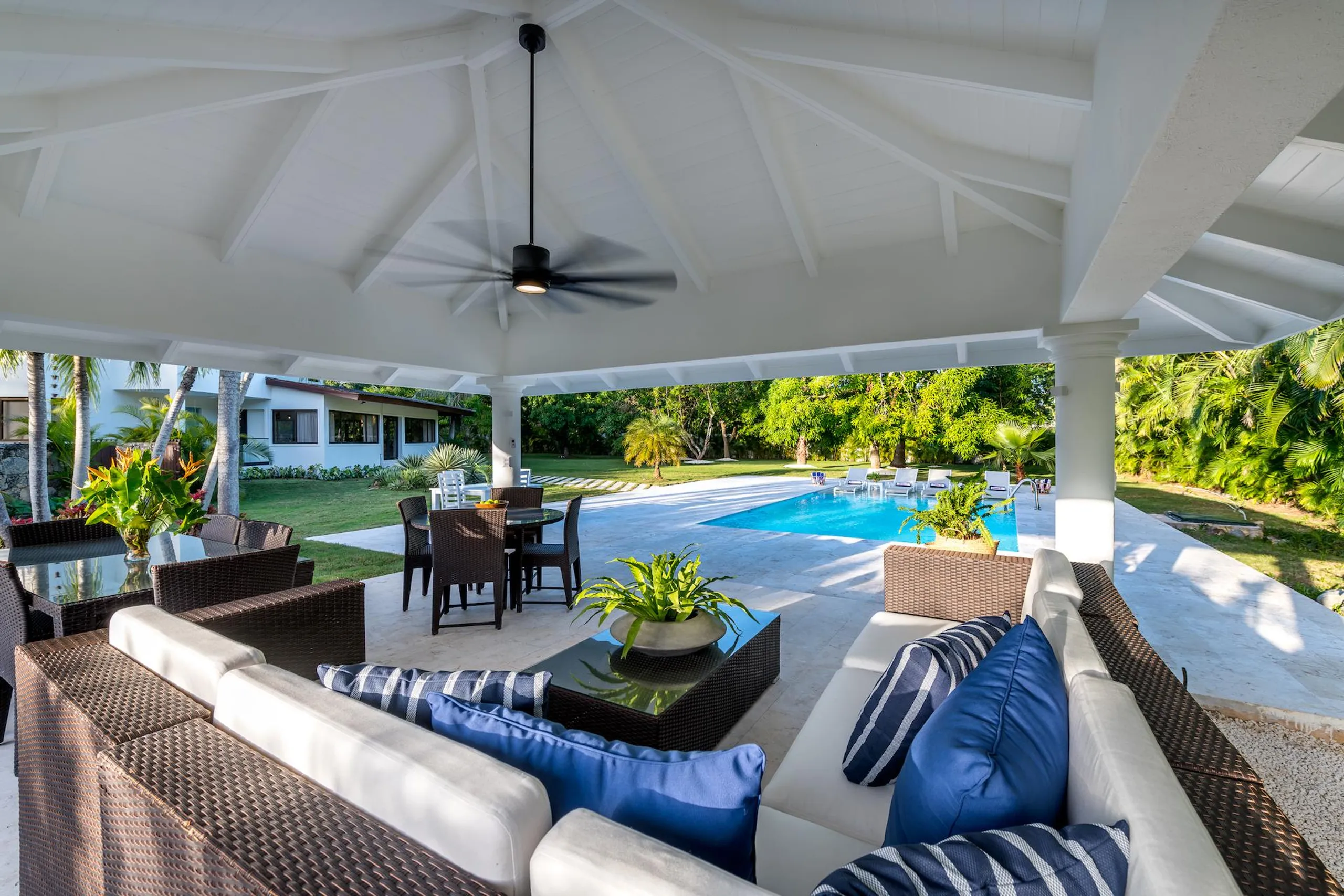 Refined Modern Villa with Swimming Pool and Minitas Beach Nearby — photograph 4