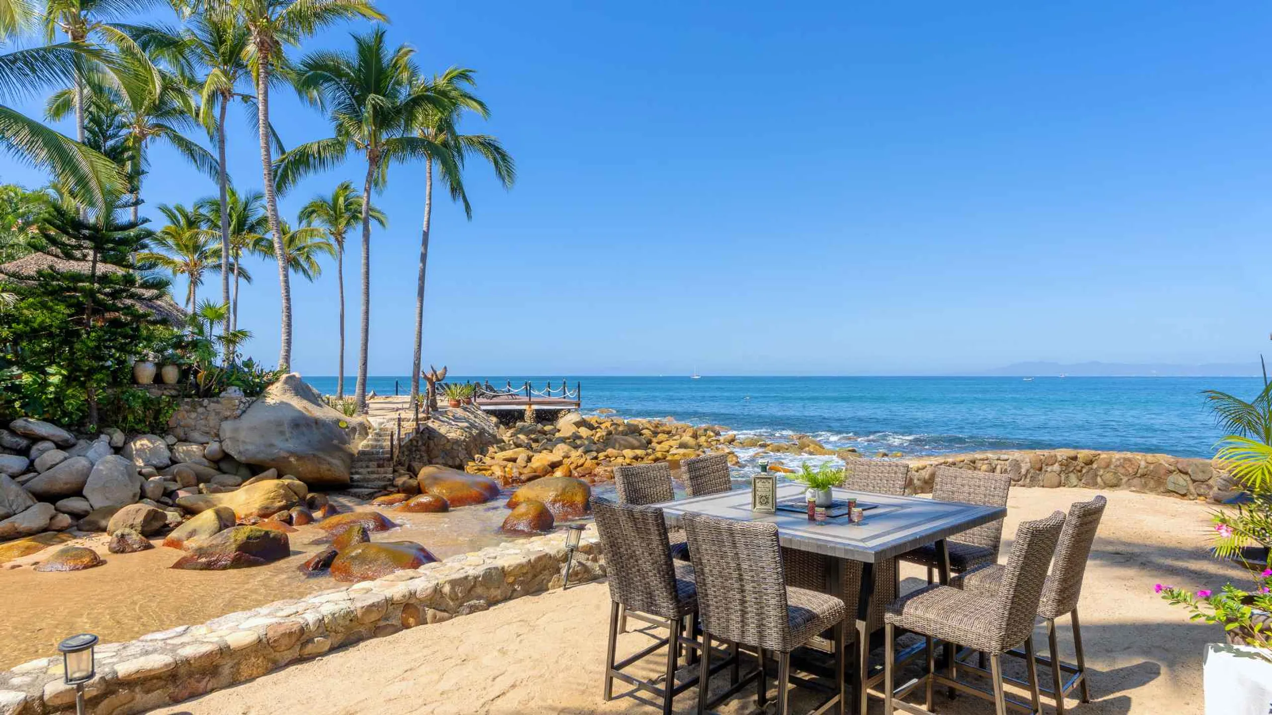 Exquisite 11-Bedroom Villa Along the South Shore with Private Pool and Ocean Views — photograph 10