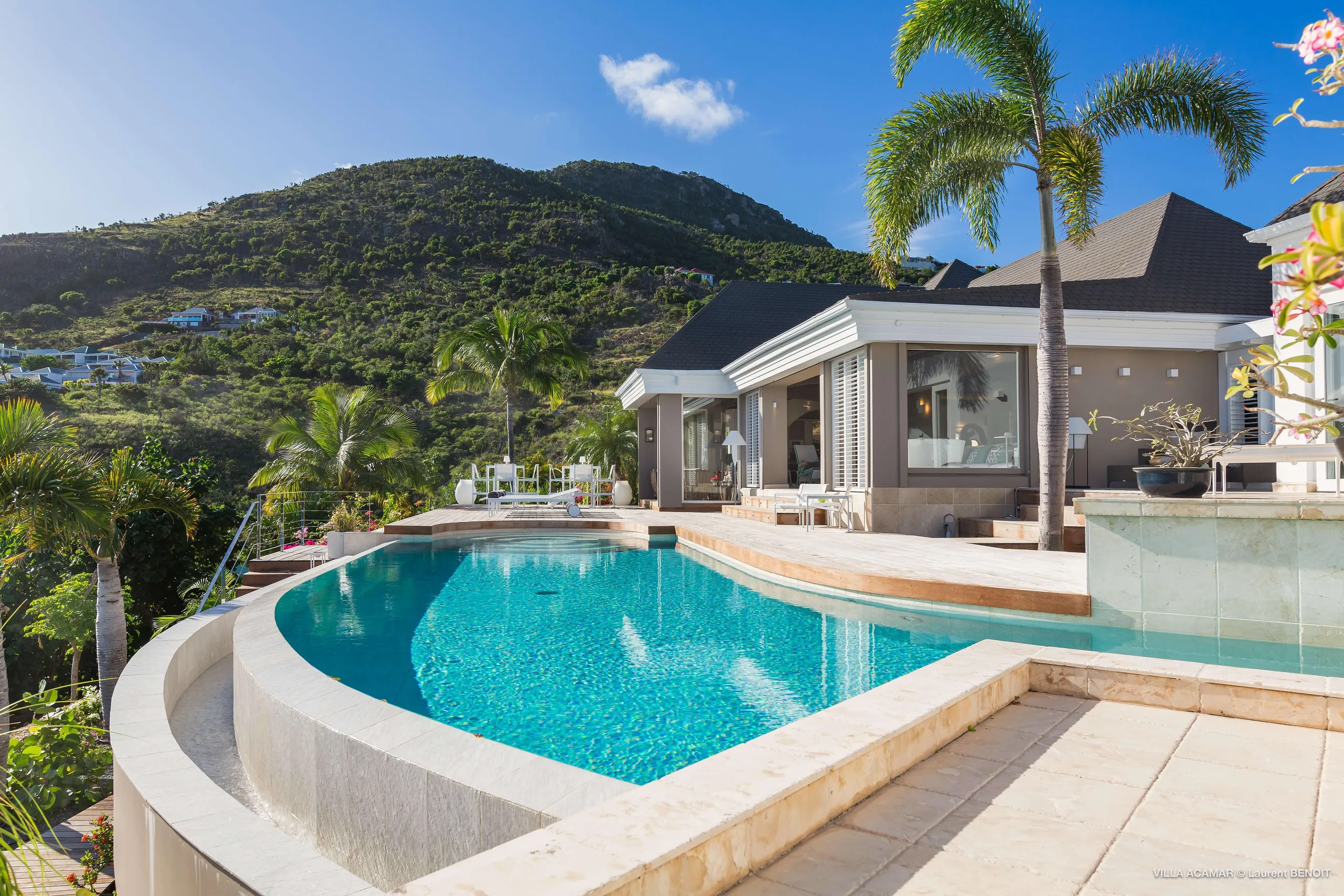 Exquisite Seaview Villa with Incredible Pool and Home Cinema — photograph 11