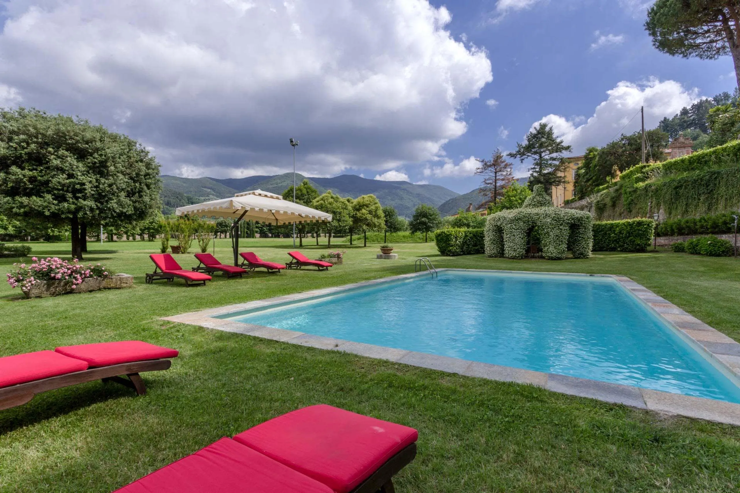 Romantic Tuscan Villa with Private Pool, Garden, and Enchanting Views — photograph 3