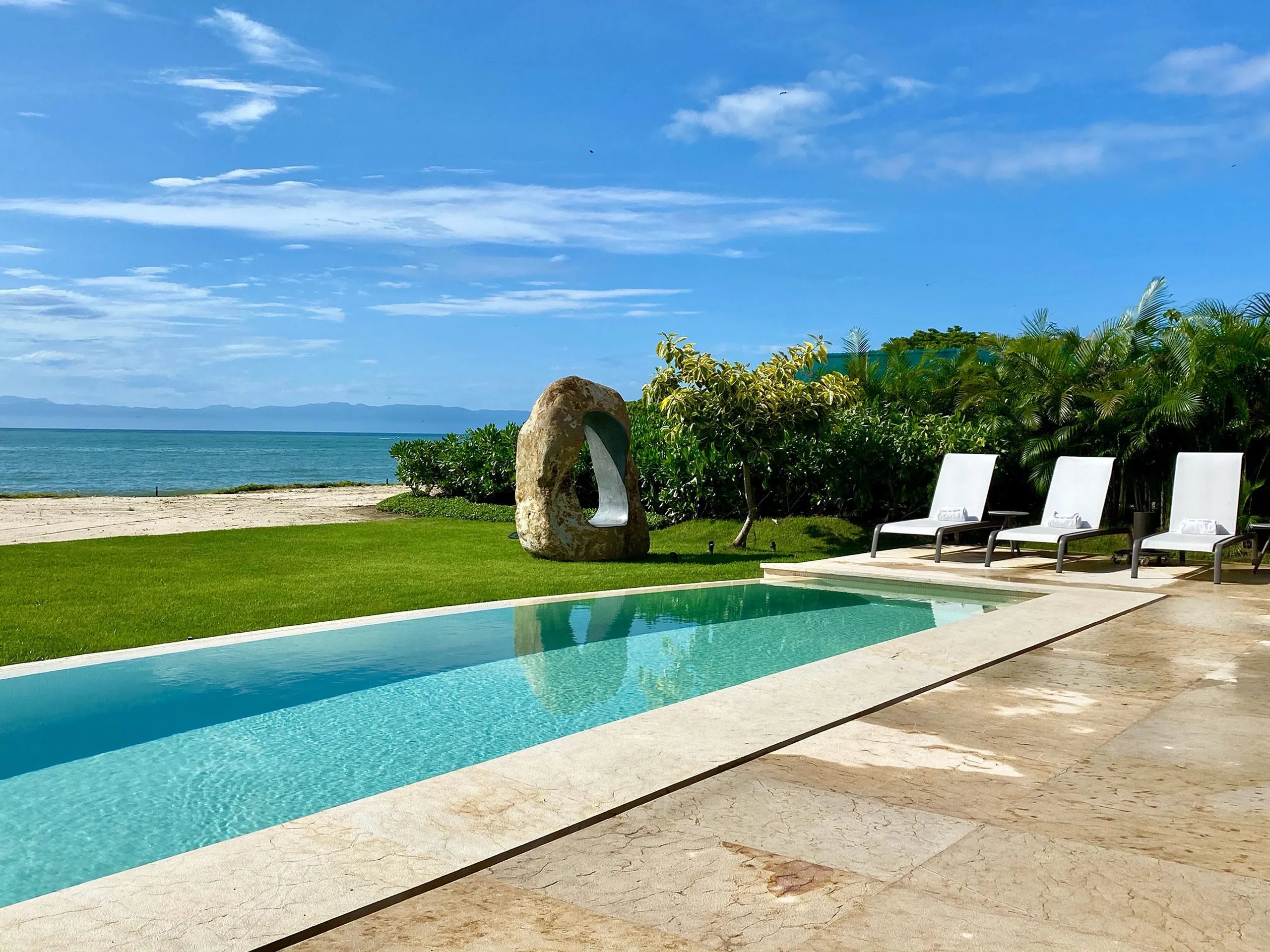 Porta Fortuna Beachfront Villaway with Infinity Pool and Ocean Views — photograph 2