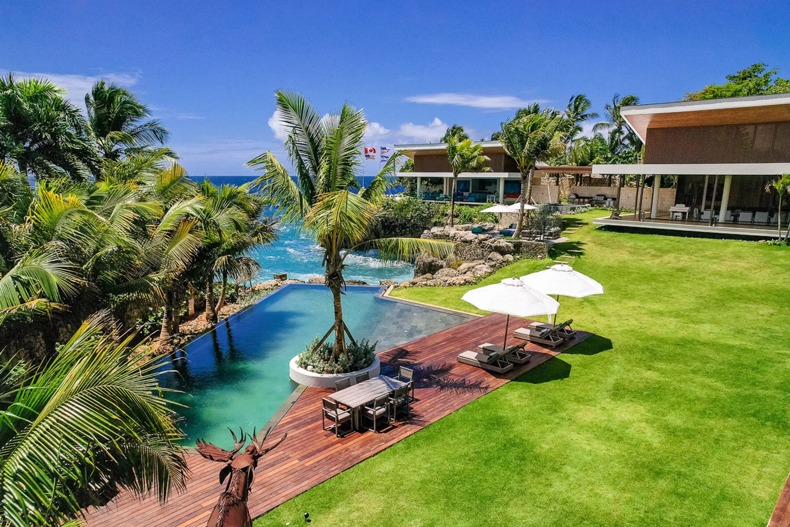 Gorgeous Oceanfront Villa with Private Pool and Stunning Views — photograph 3