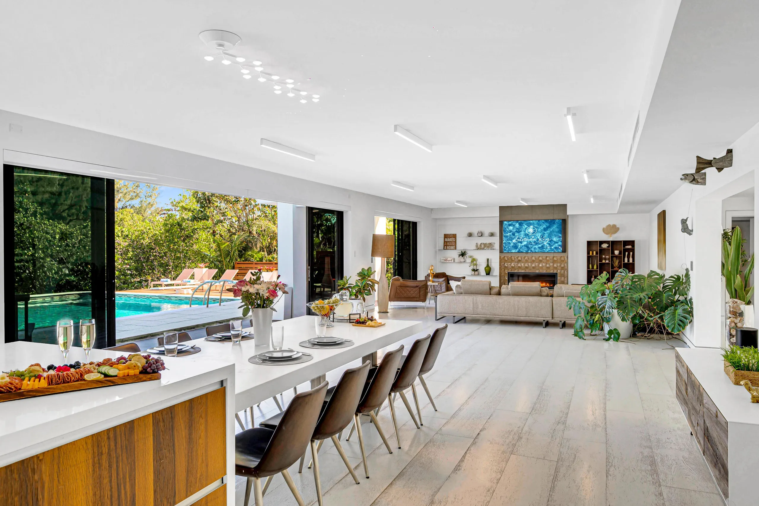 Waterfront Masterpiece Villa With Pool And Lake View — photograph 3