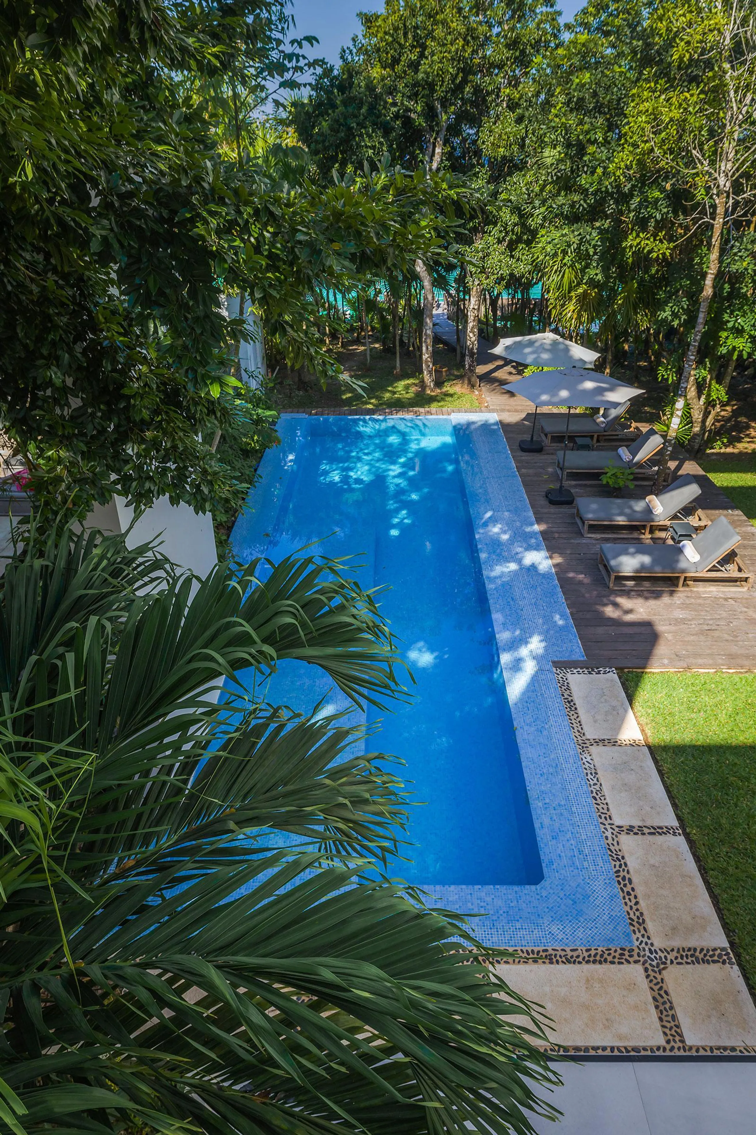 Modern Architectural Estate with Private Pool and Dock Access — photograph 12