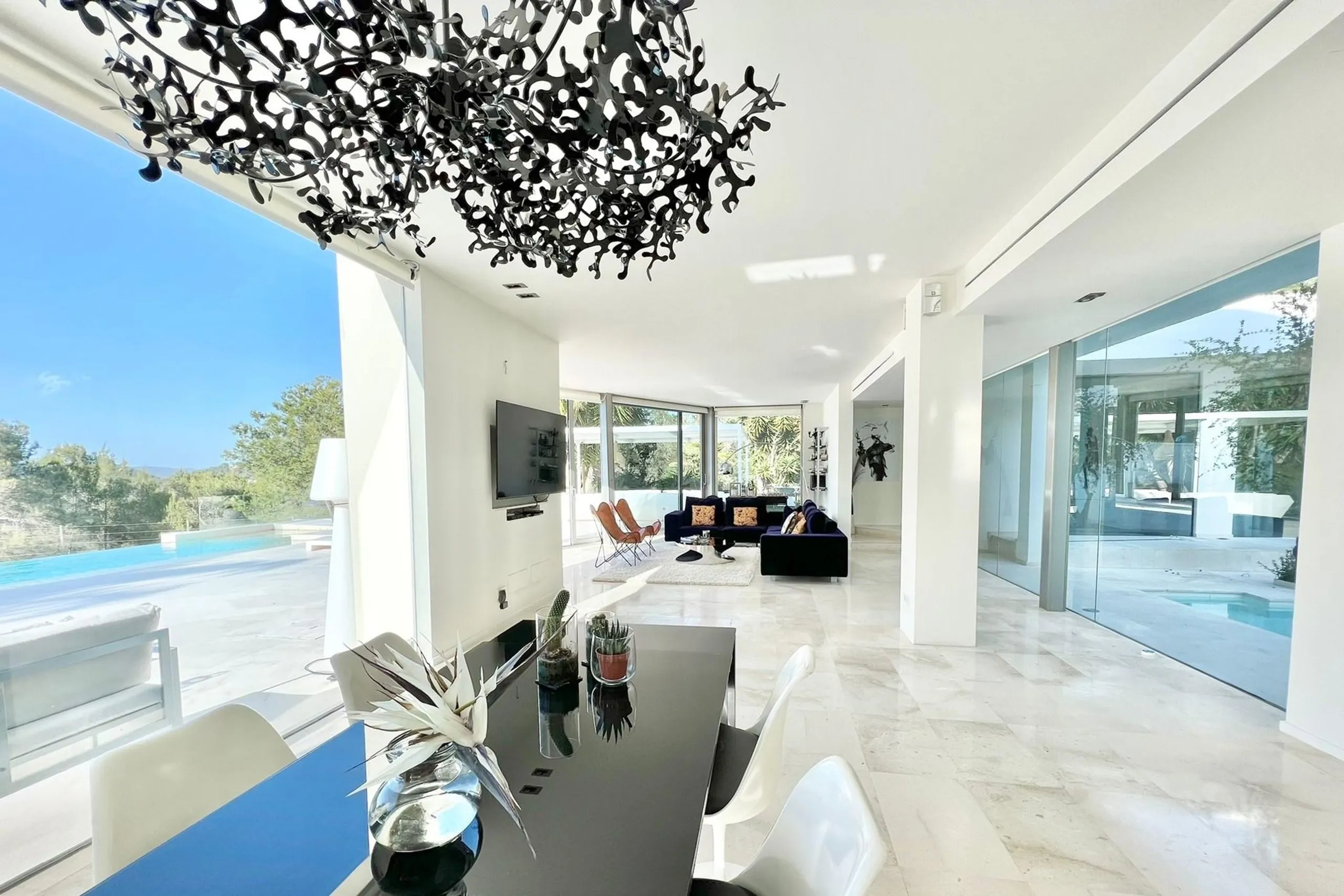 Light-filled Modern Villa with Pool and Panoramic Rural View — photograph 8
