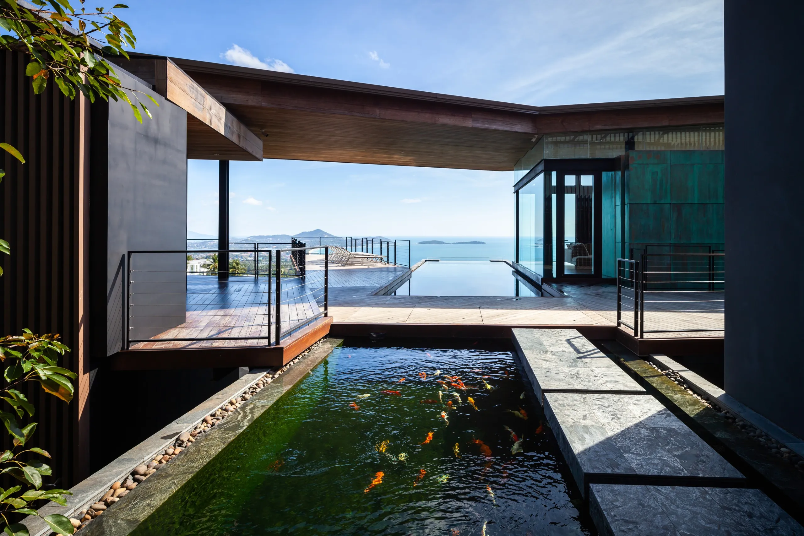 Modern Tropical Villa with 17-Meter Saltwater Infinity Pool and Panoramic Background — photograph 5