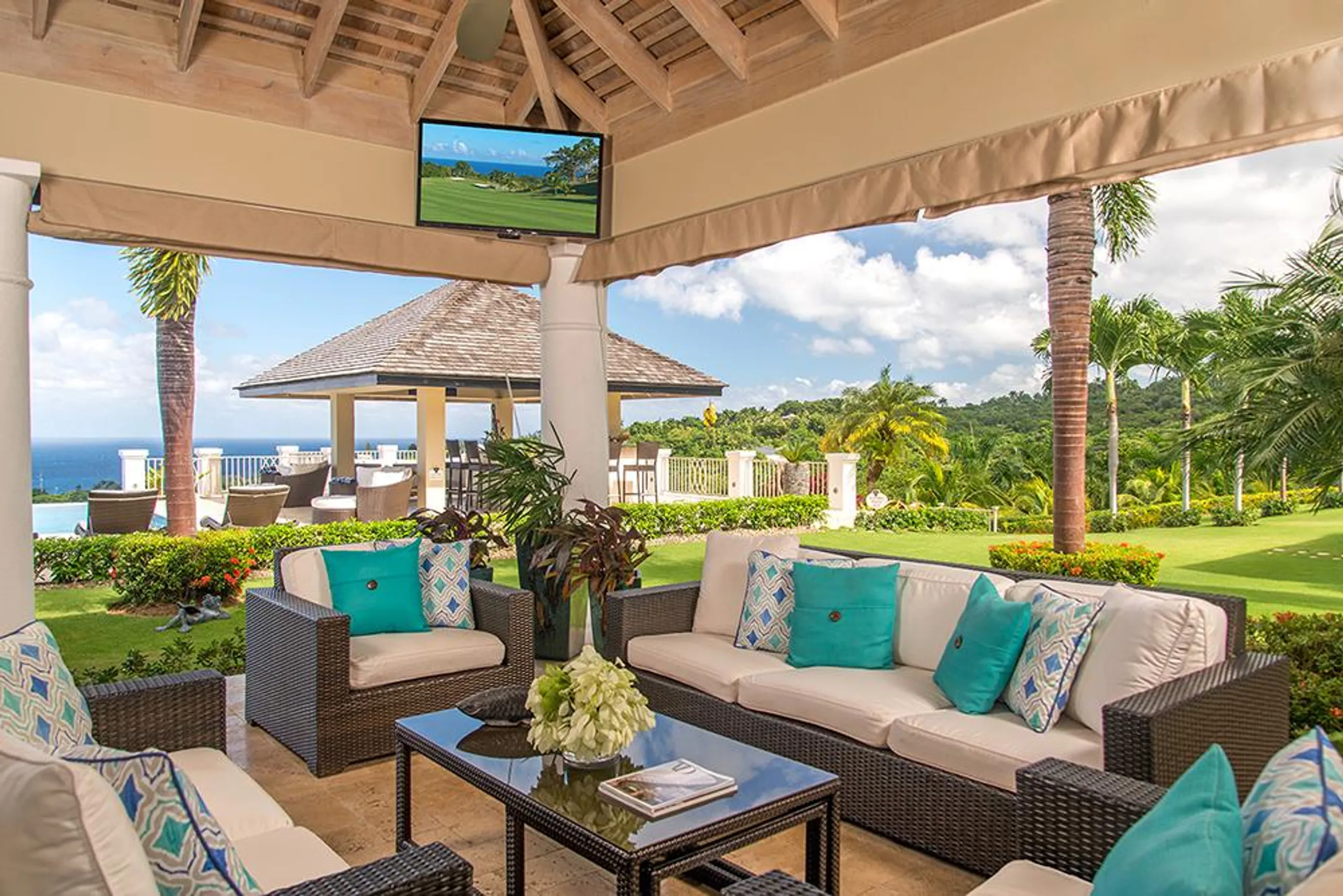 Sophisticated Sandy Bay Villa with Infinity Pool and Panoramic Ocean Views — photograph 5