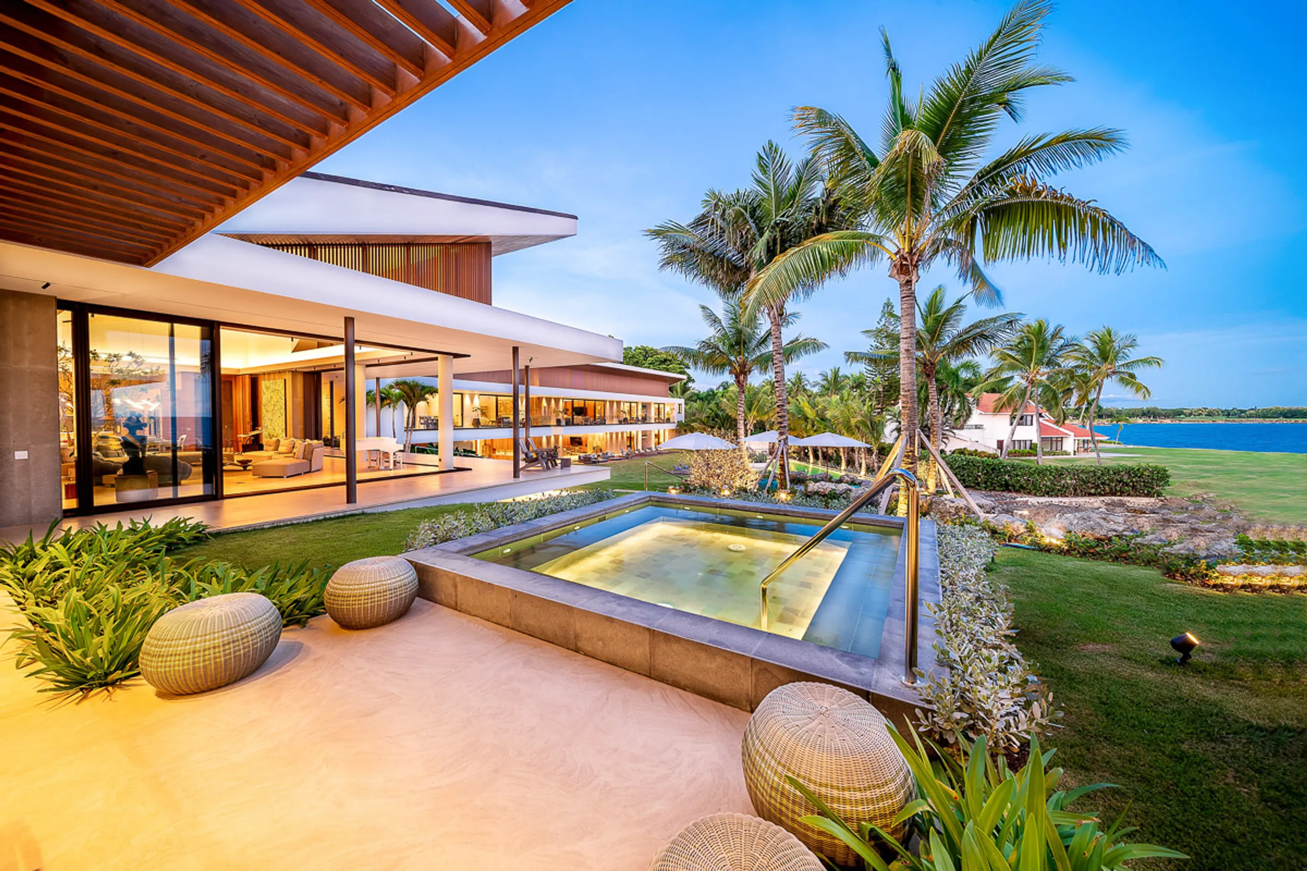 Gorgeous Oceanfront Villa with Private Pool and Stunning Views — photograph 2