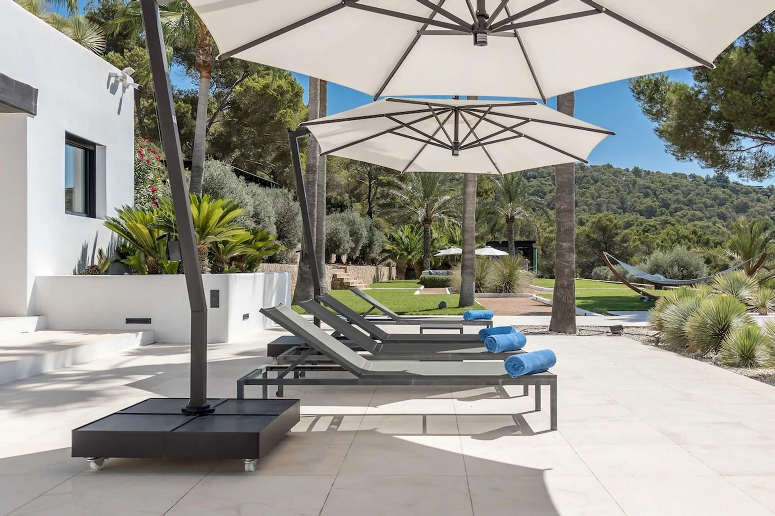 Deluxe Modern Villa with Pool and Sweeping Sea Views — photograph 12