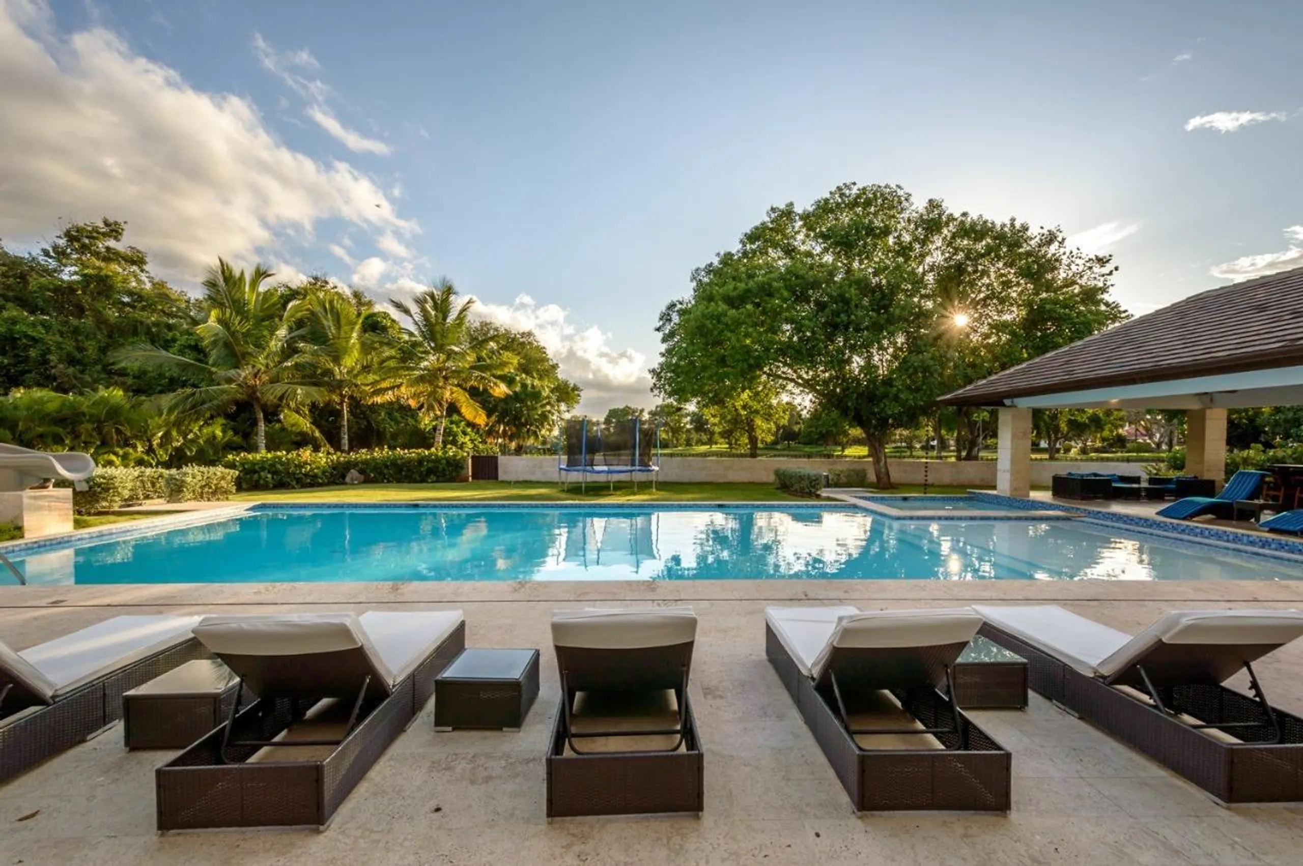 Elegant and Lush Estate with Private Pool and Hot Tub — photograph 3