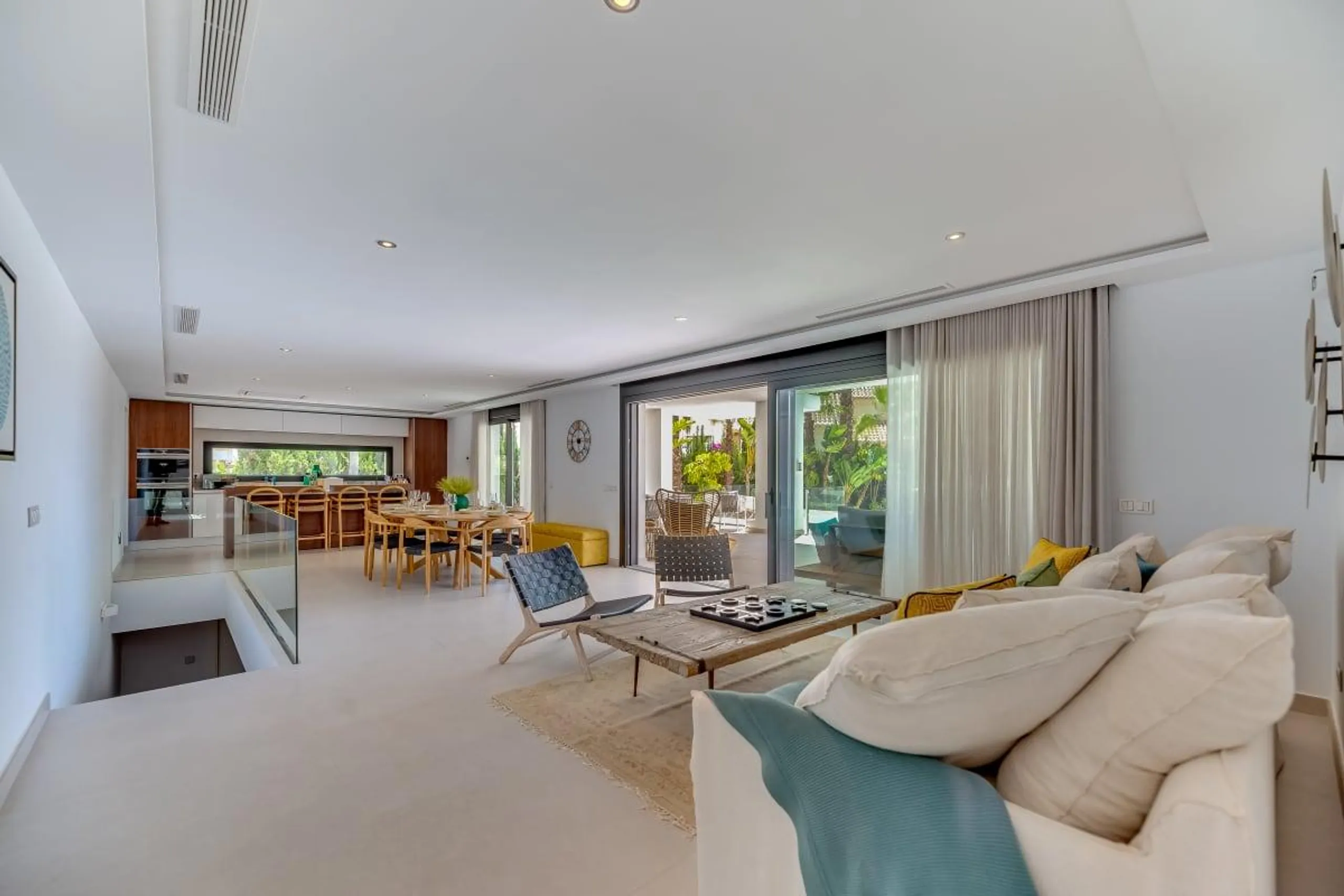 Contemporary Modern Estate with Private Pool and Breathtaking Panoramic Views — photograph 6