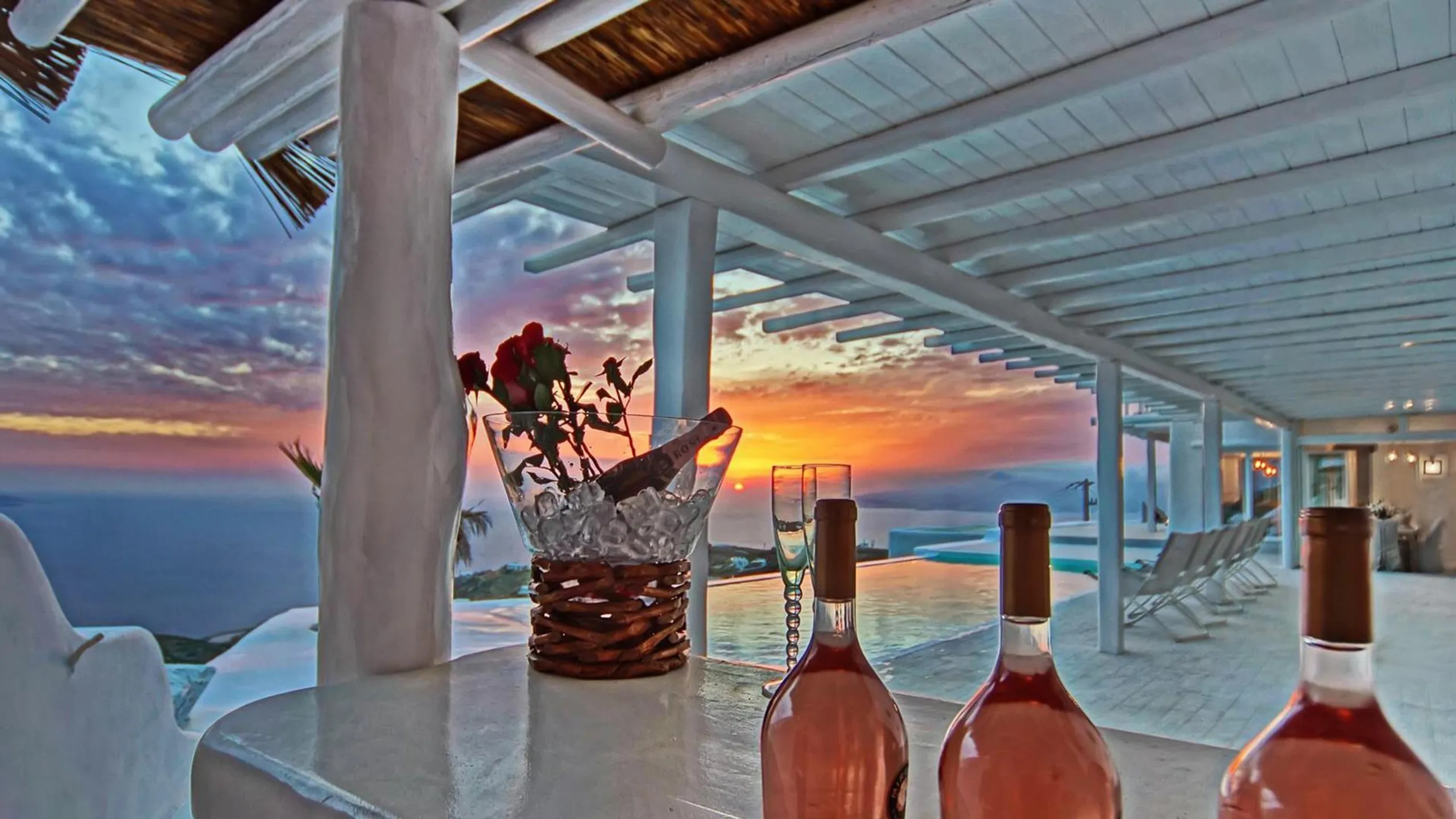 Luxurious Haven with Panoramic Views and Infinity Pool — photograph 3