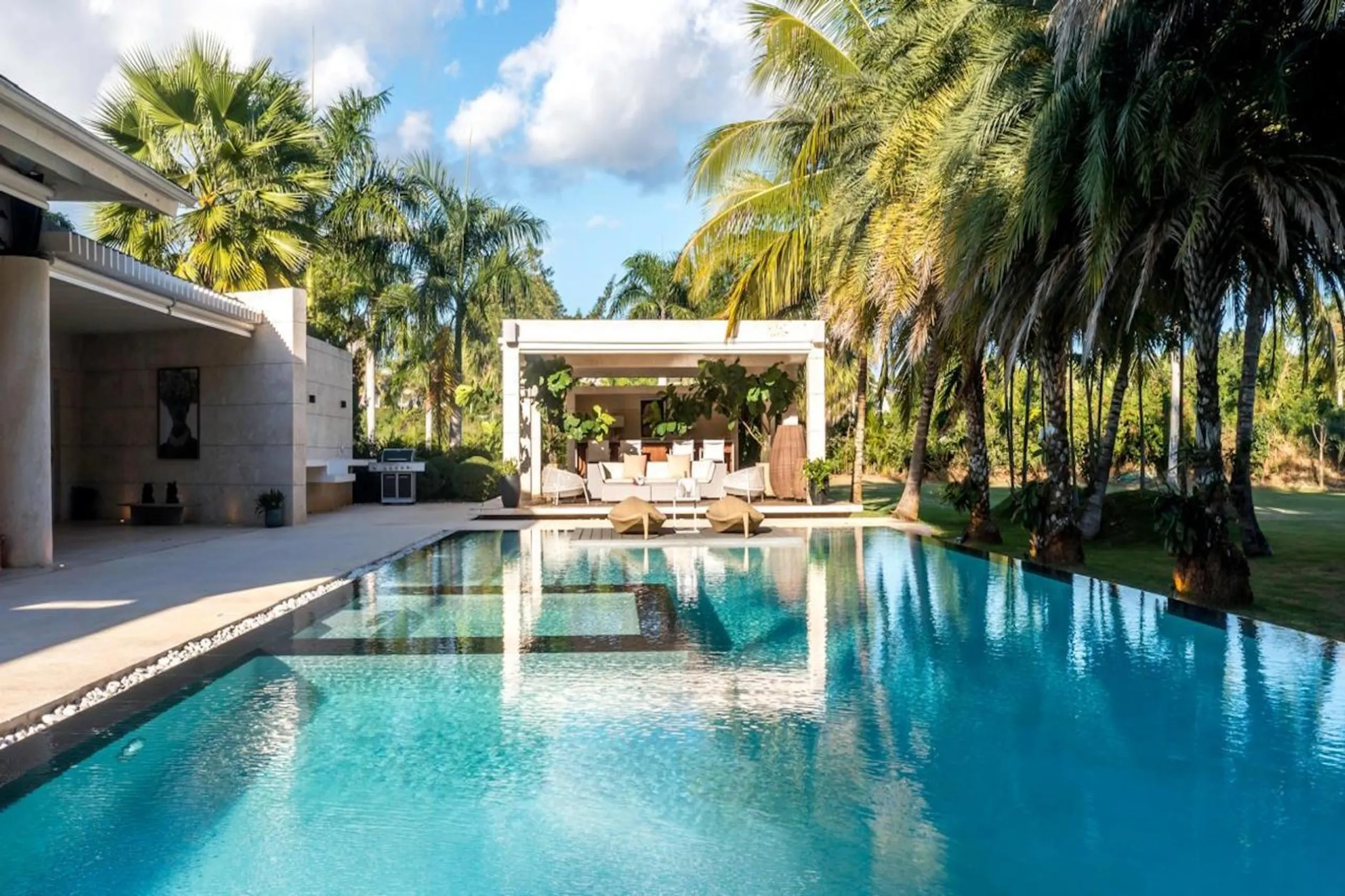 Caribbean-Chic Casa de Campo Villa with Private Pool, Garden & Open Design — photograph 2