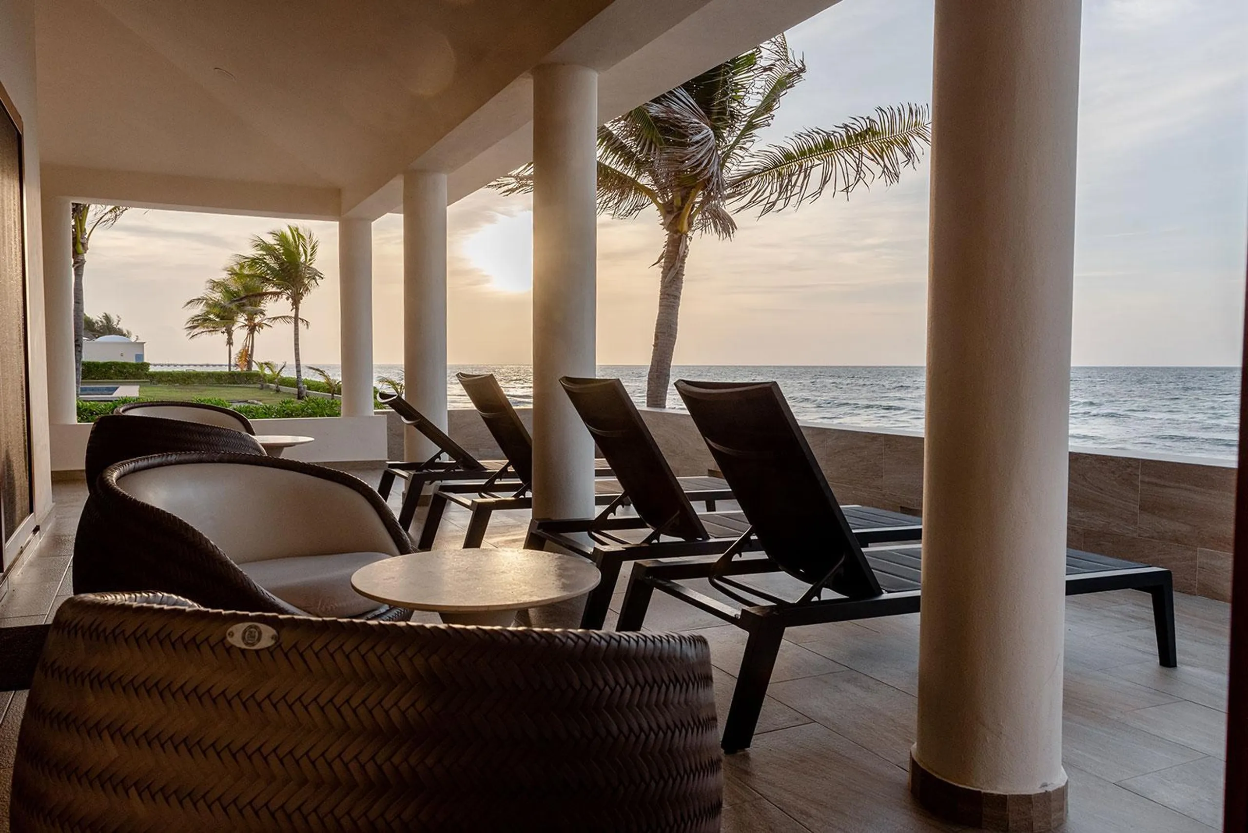 Luxury Beach Front Villa with Private Plunge Pool and Magnificent Ocean Views — photograph 6