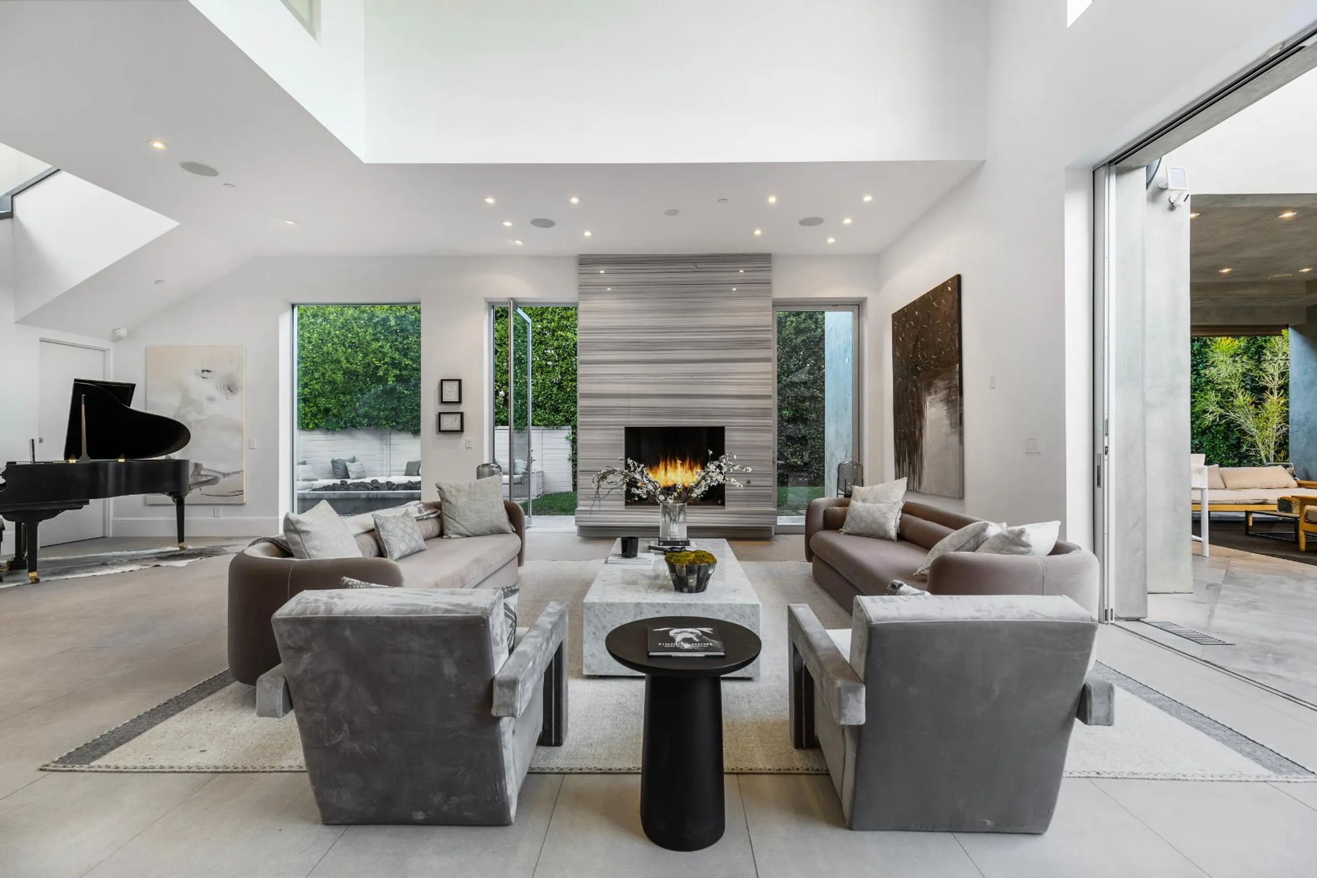 Imposing Contemporary Villa with Pool and Indoor-Outdoor Living — photograph 6